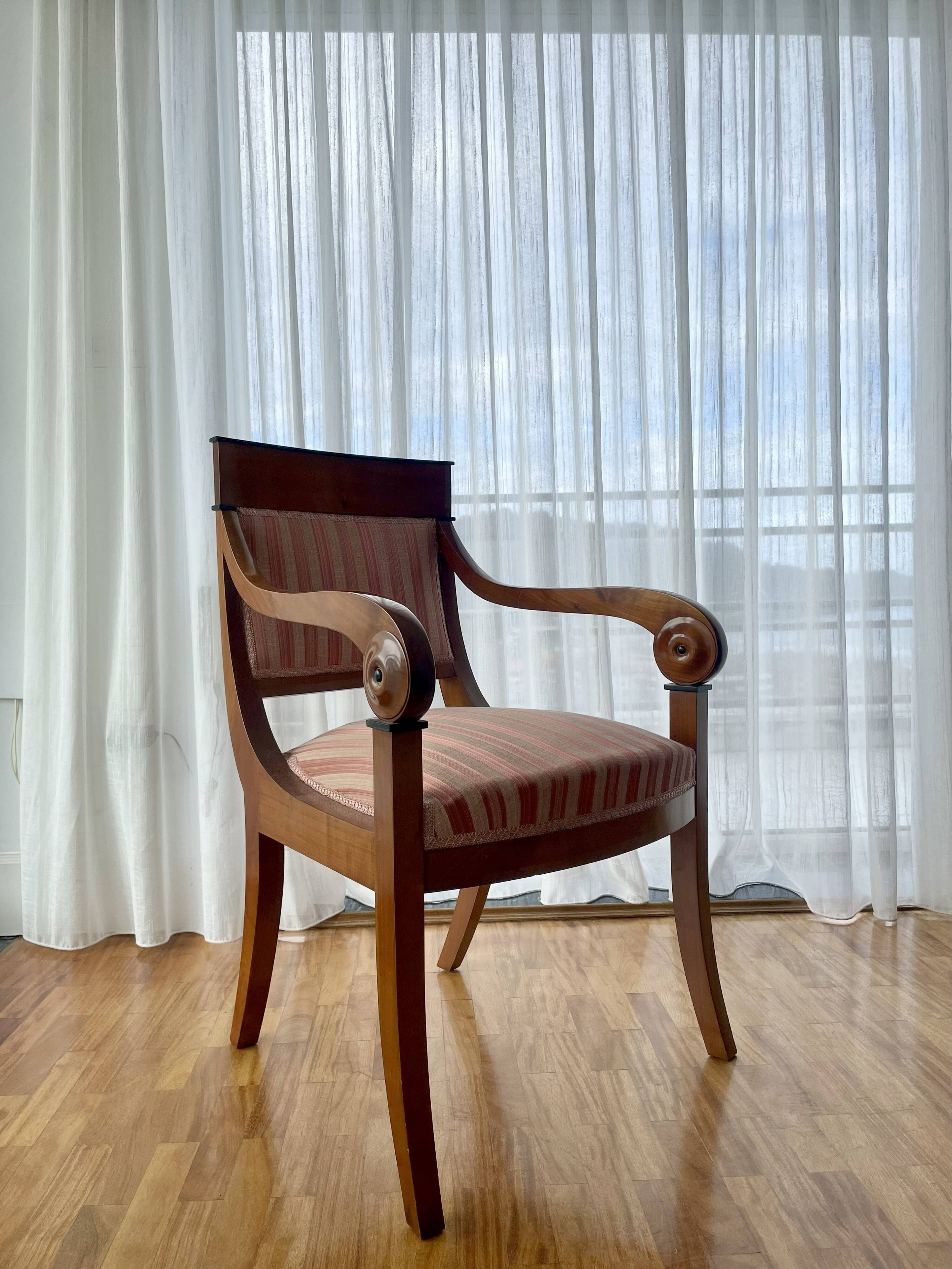 Fauteuil en bois, style Empire – tissu rayé