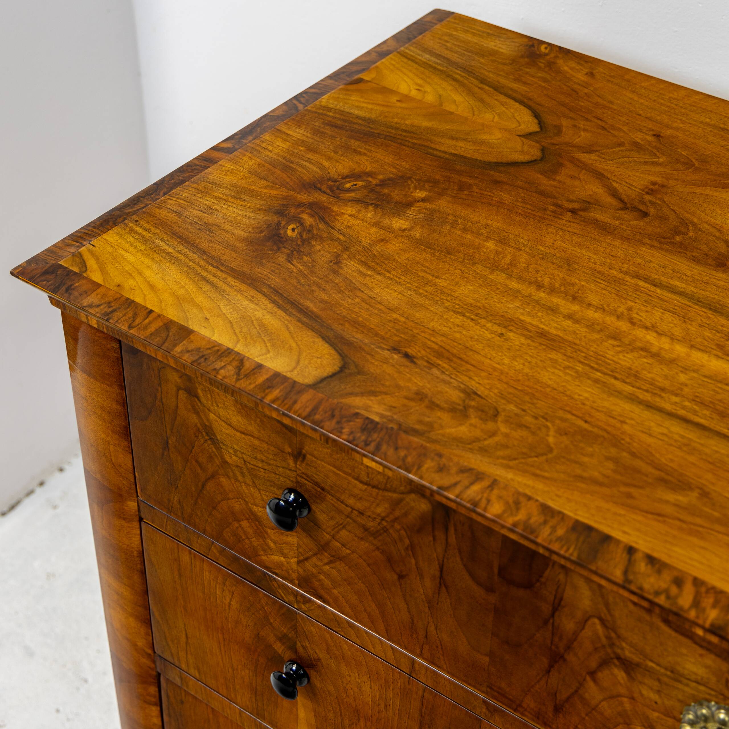 Grande commode Biedermeier en placage de noyer 1820-1840