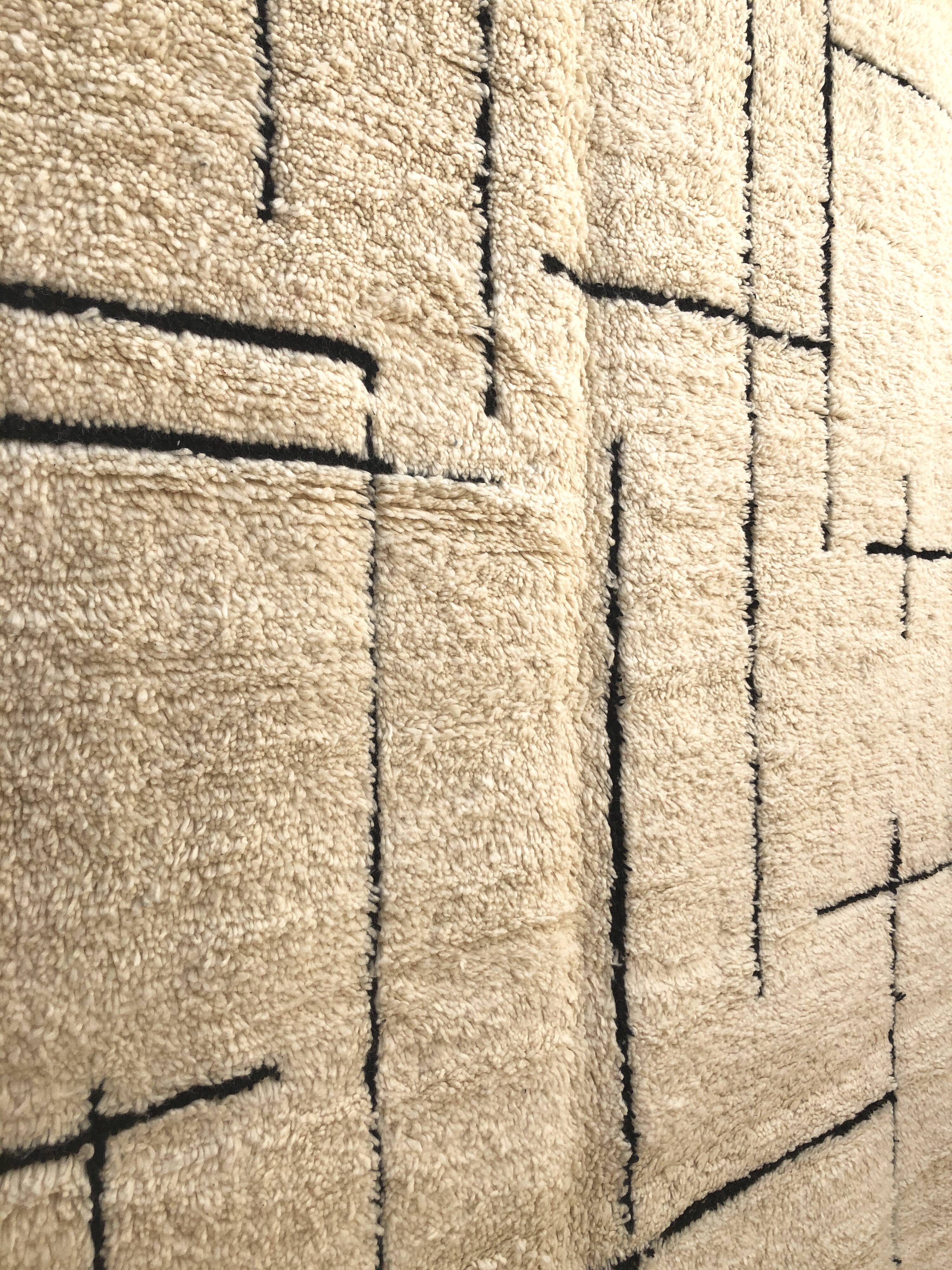 Moroccan Berber carpet Beni Ouarain Ecru with geometric black motifs 3, 04x1, 86m