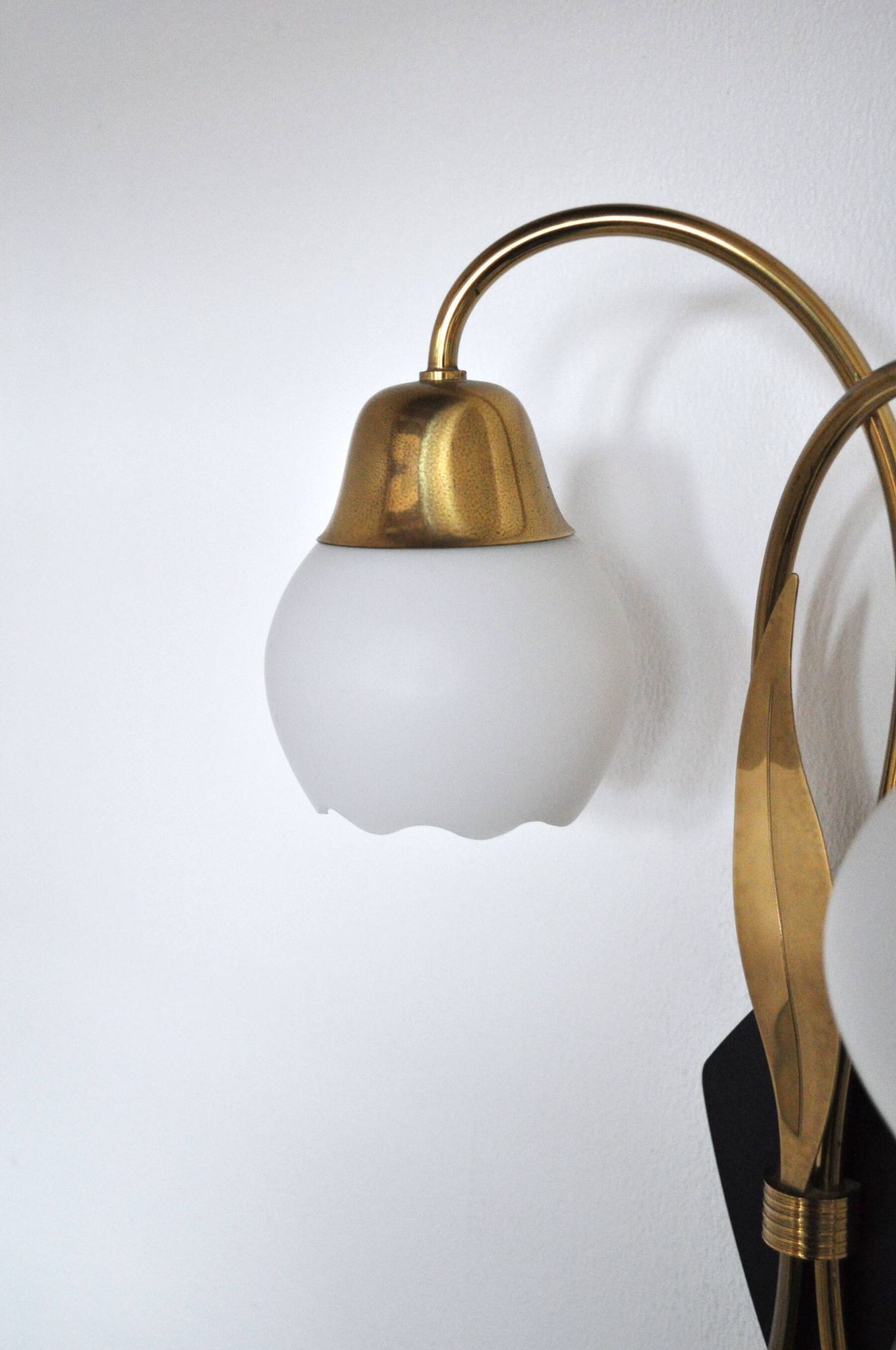 Applique murale scandinave organique à deux bras, laiton et opaline, années 1940-1950