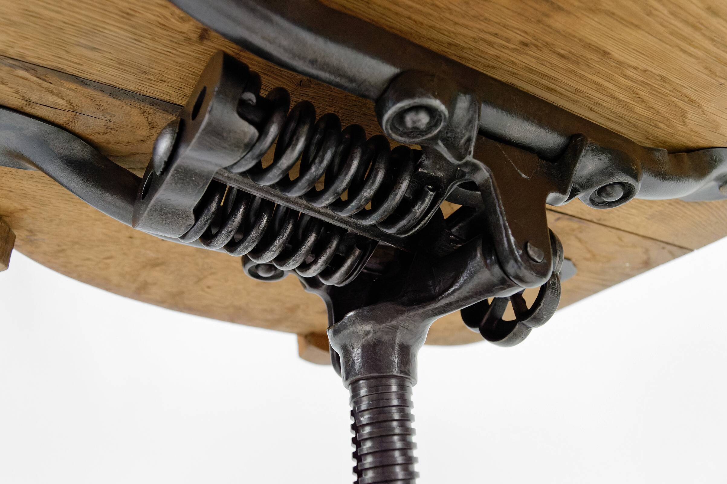 American swivel office armchair in oak, with leather seat, USA, Circa 1900
