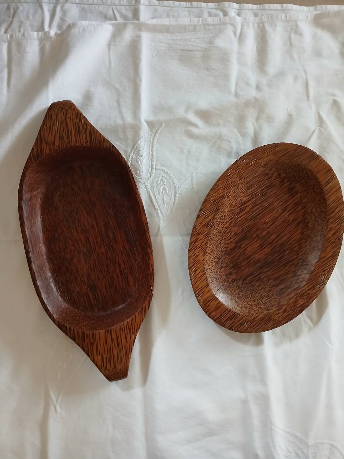 2 coconut wood dishes