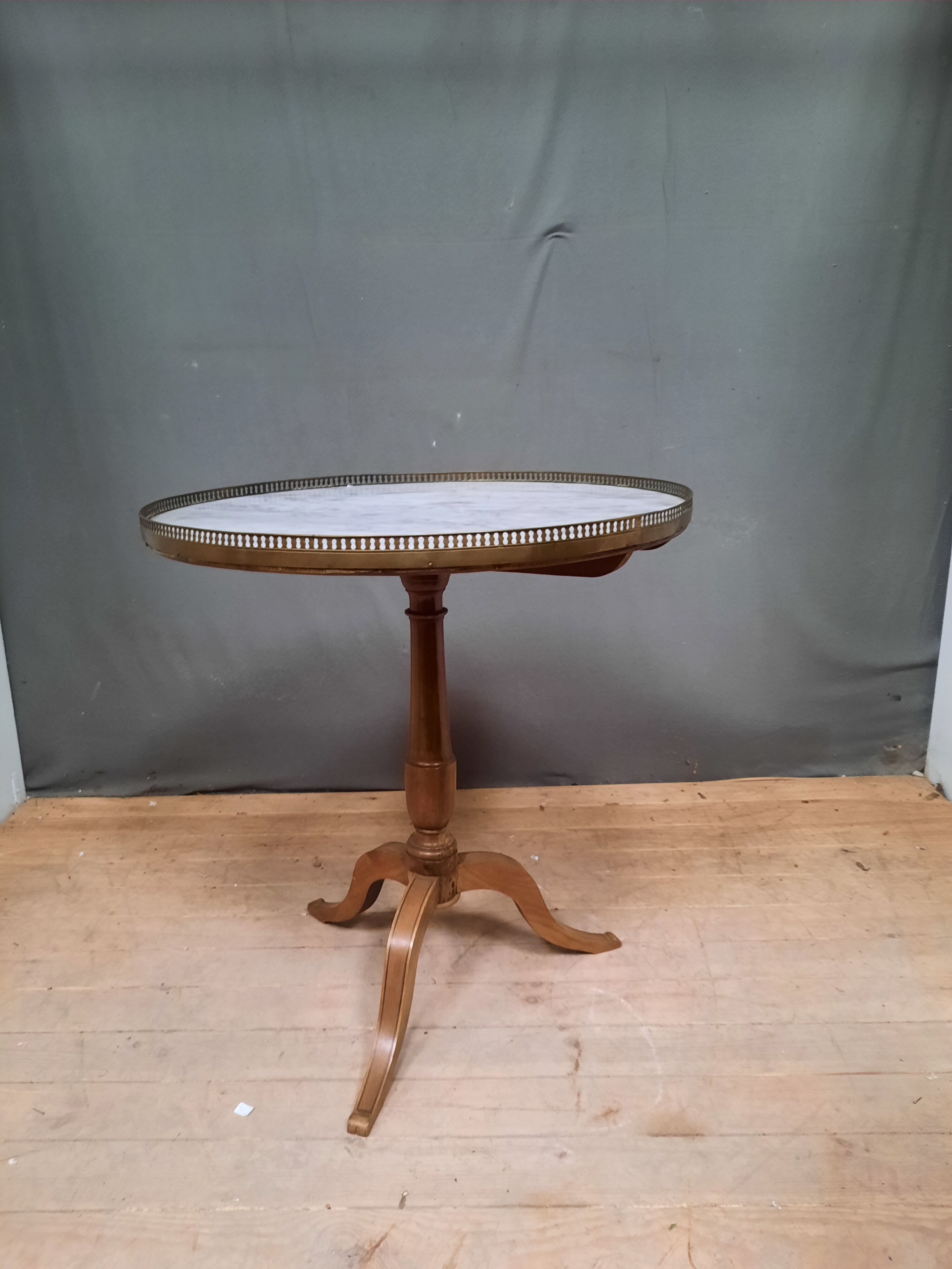 Gueridon dessu marble