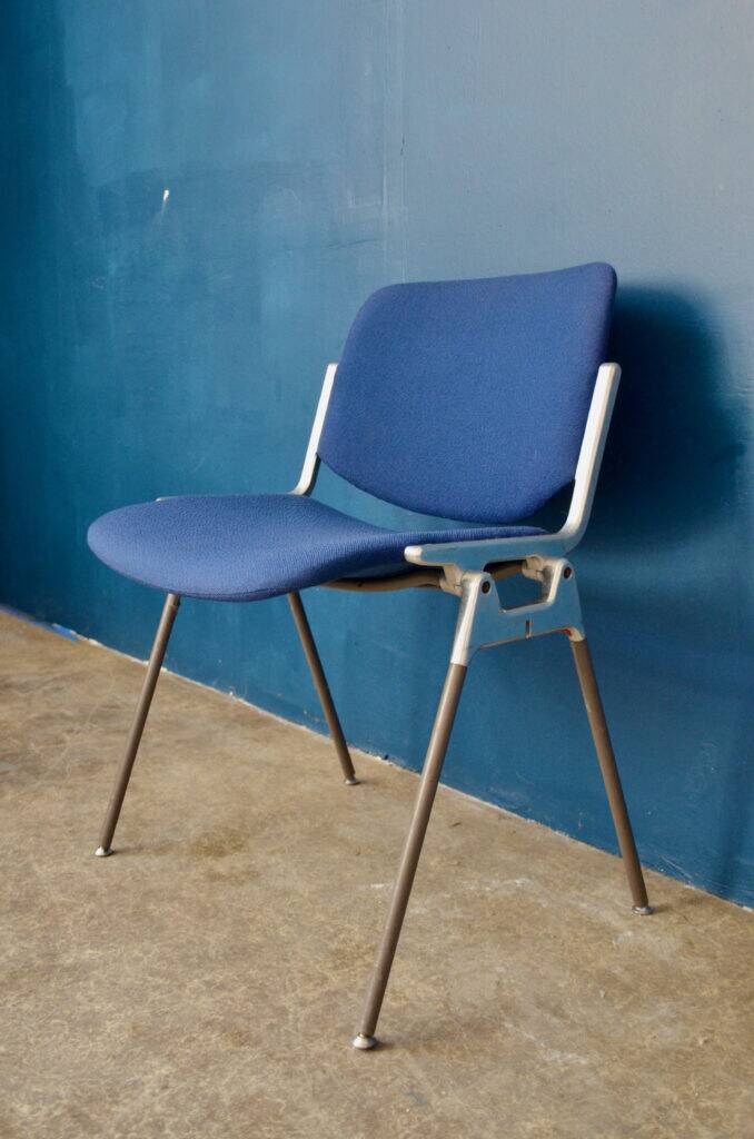 Lot de 20 chaises DSC 106 bleues de Giancarlo Piretti pour Castelli.