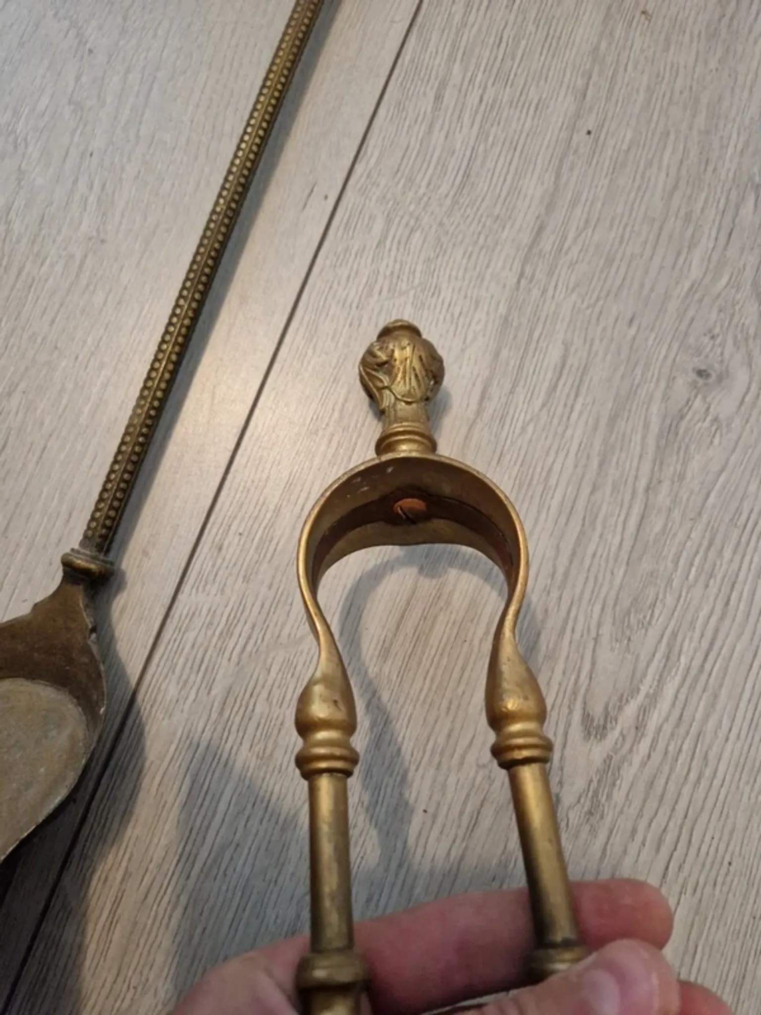 Fireplace servant: shovel and tongs in bronze, Louis XVI style, late 19th century.