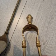 Fireplace servant: shovel and tongs in bronze, Louis XVI style, late 19th century.
