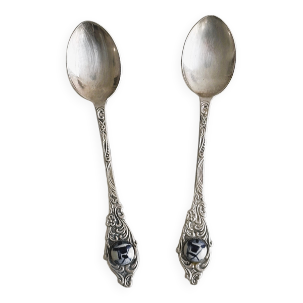 Deux petites cuillères en métal