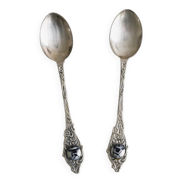Deux petites cuillères en métal