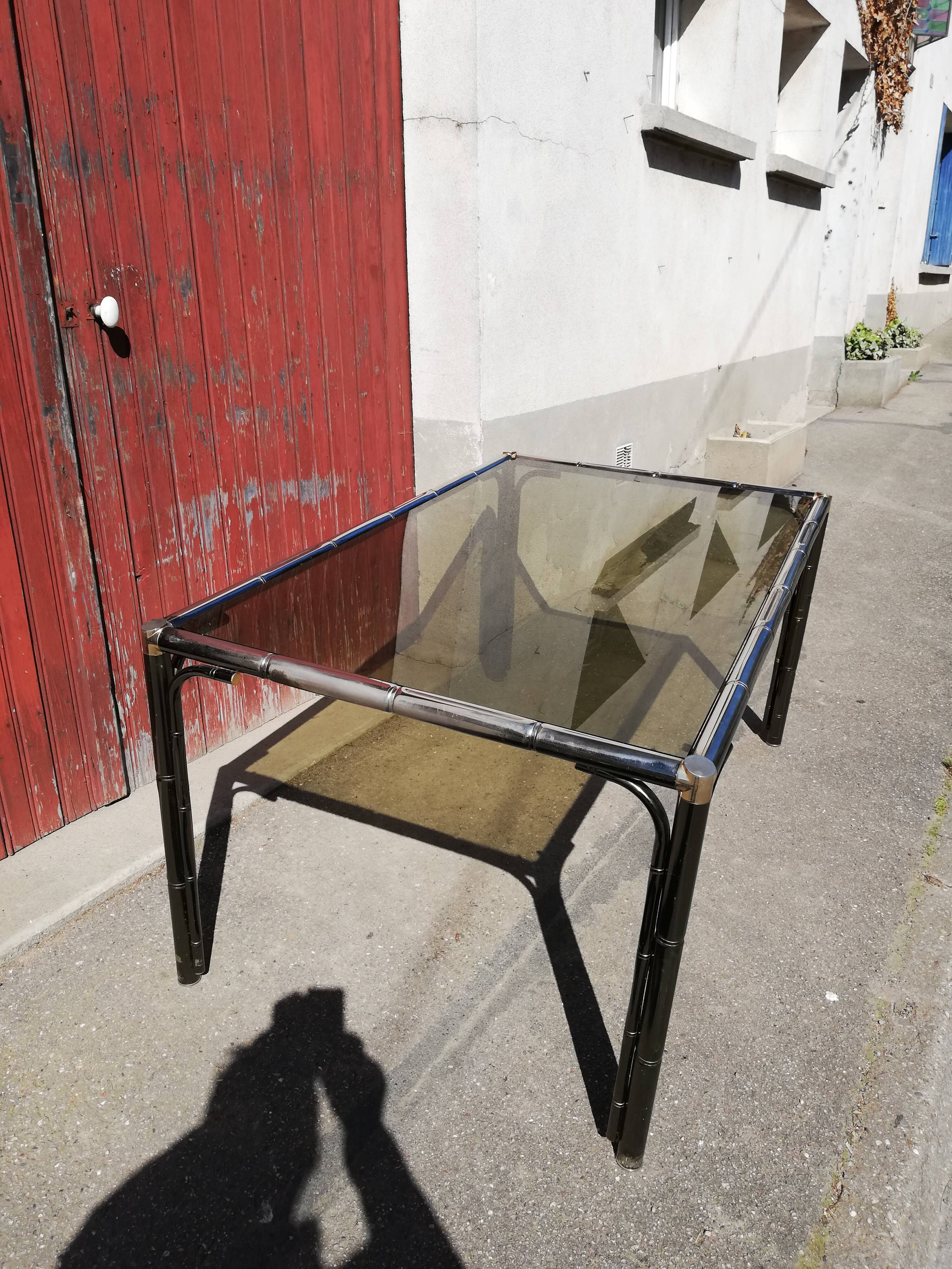 Table patine canon de fusil plateau verre fumé