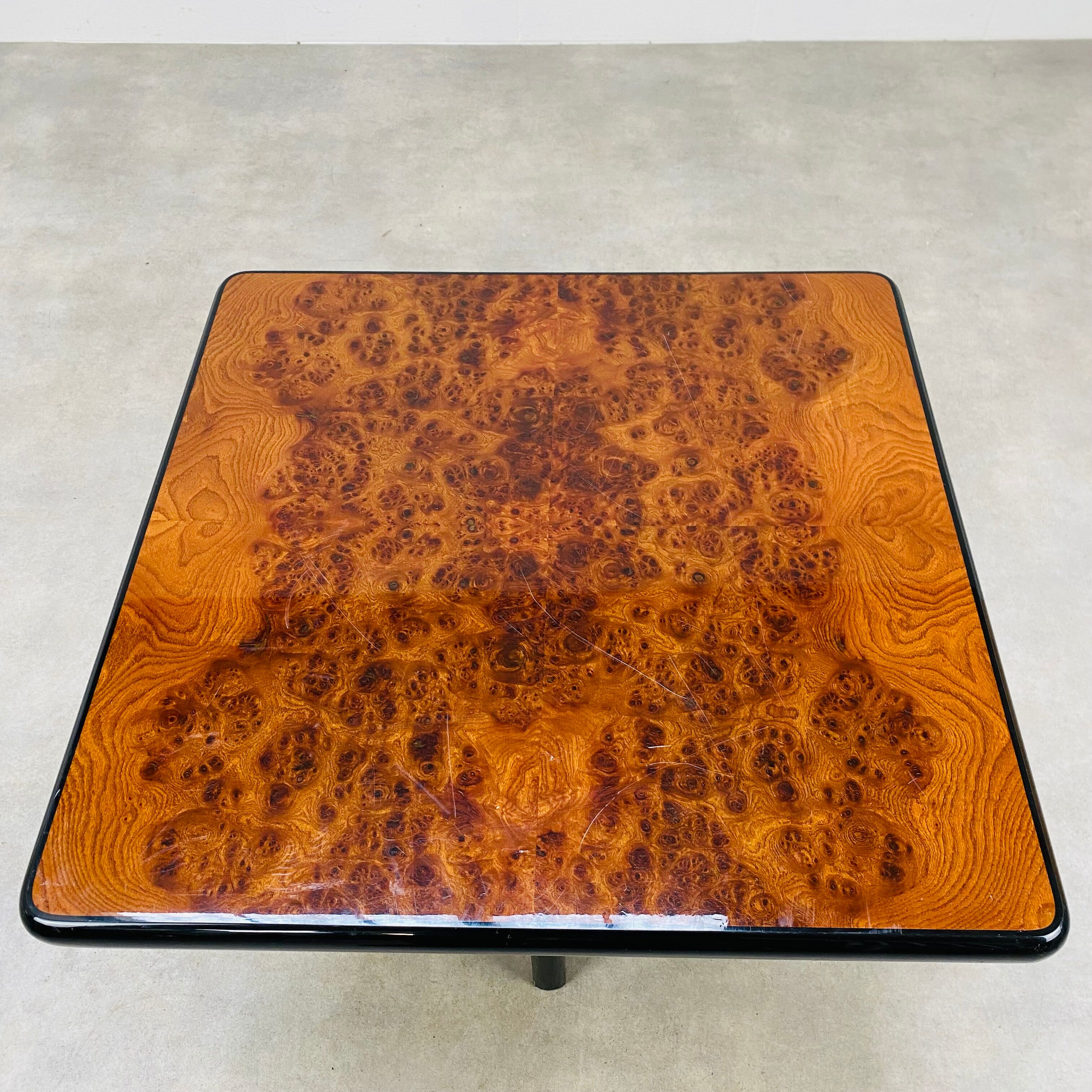 Table d'appoint bout de canapé années 70 en loupe d'orme