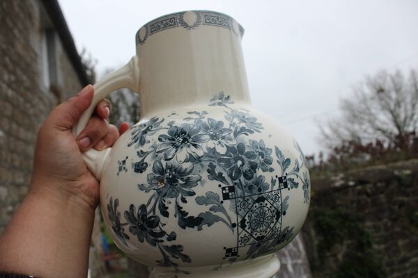 Broc de toilette ancien en faïence Terre de Fer – Salins – décor Marguerite