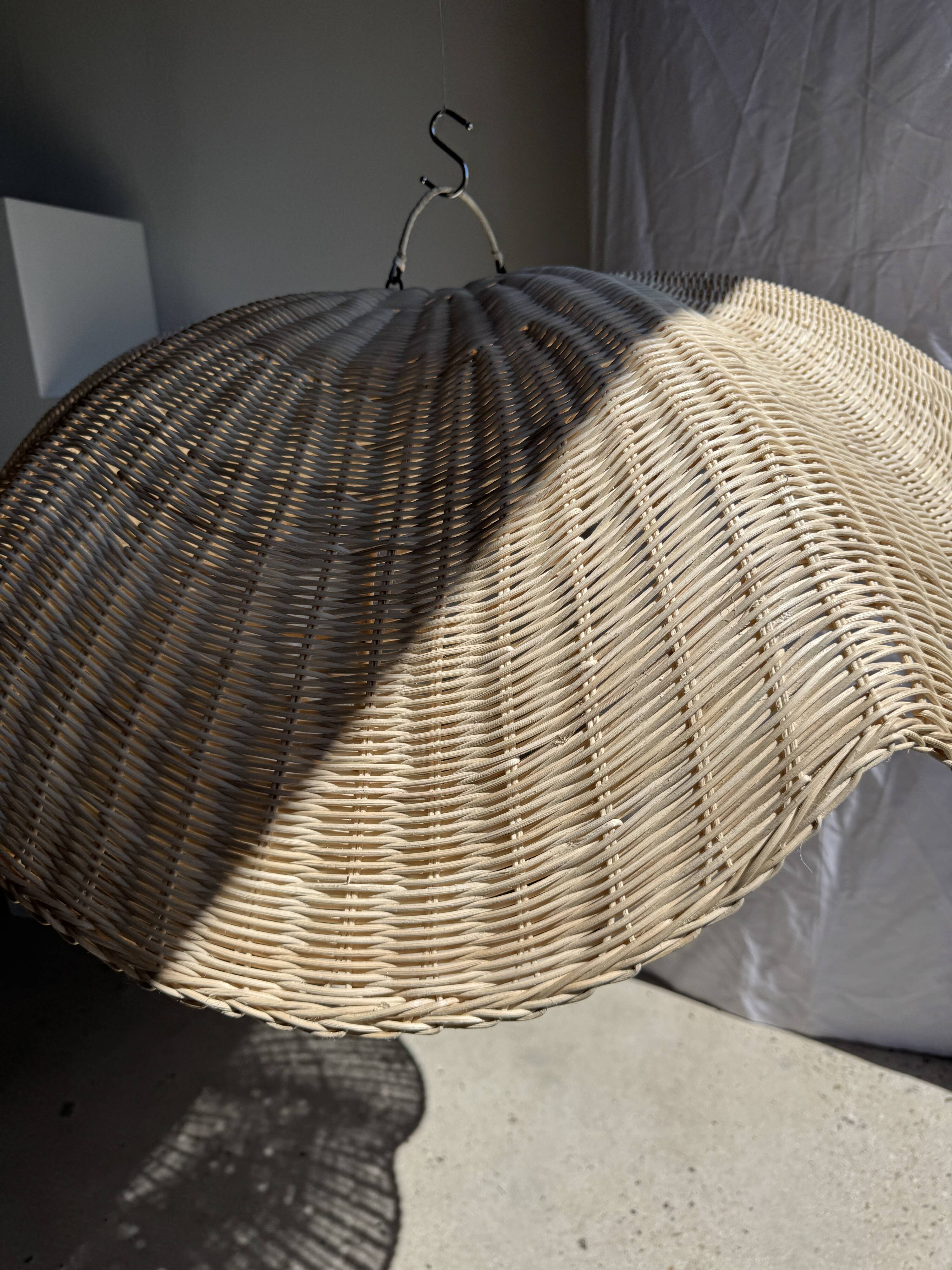 Large suspension or lampshade in flat woven tulip flower rattan H35 D