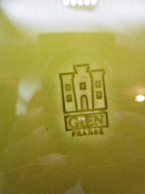 Antique serving plate in Gien earthenware, bamboo decoration.