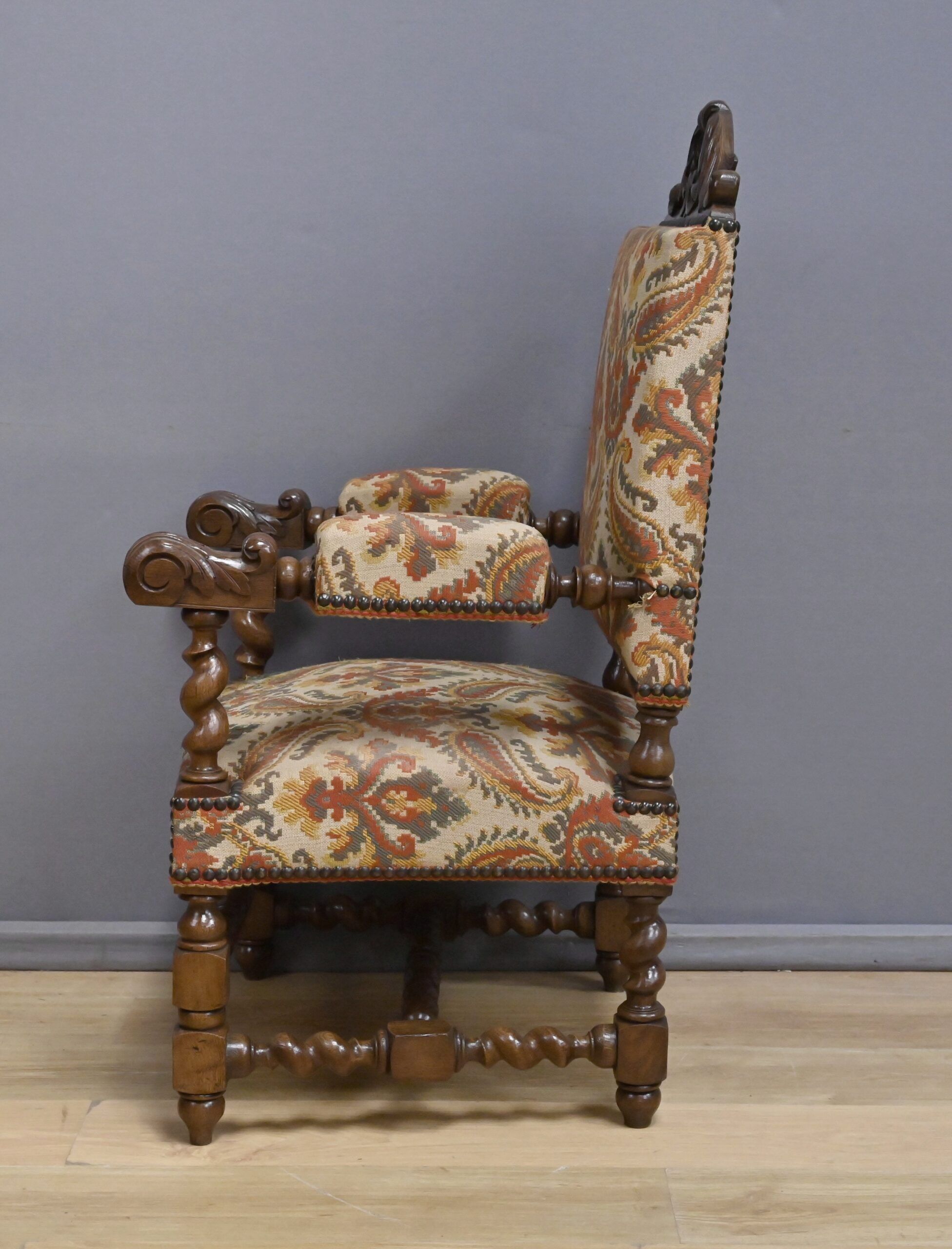 Ornamental armchair in oak, Louis XIII style – Early 20th century