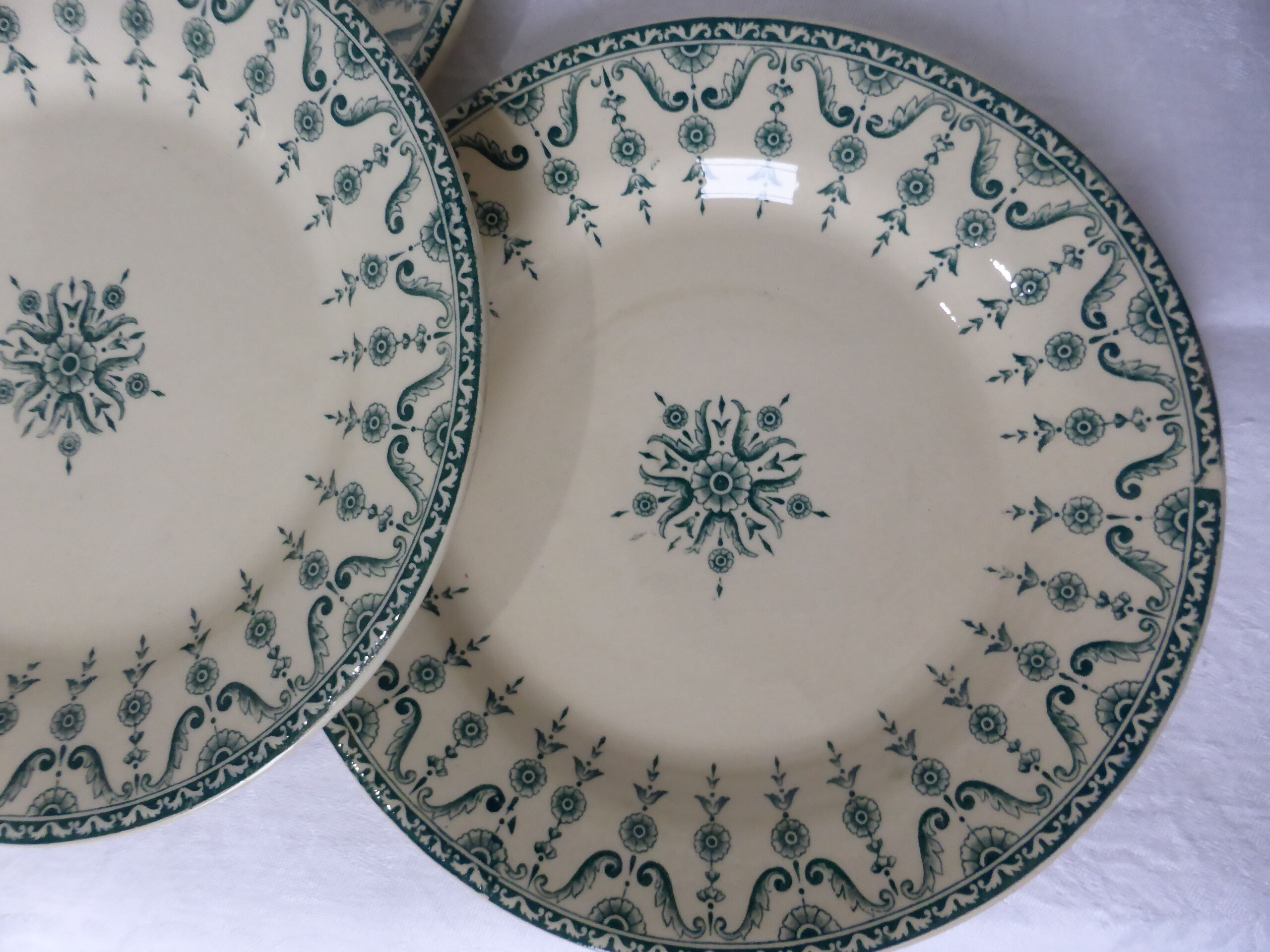4 flat plates in iron earth from Gien Florentine model 211203