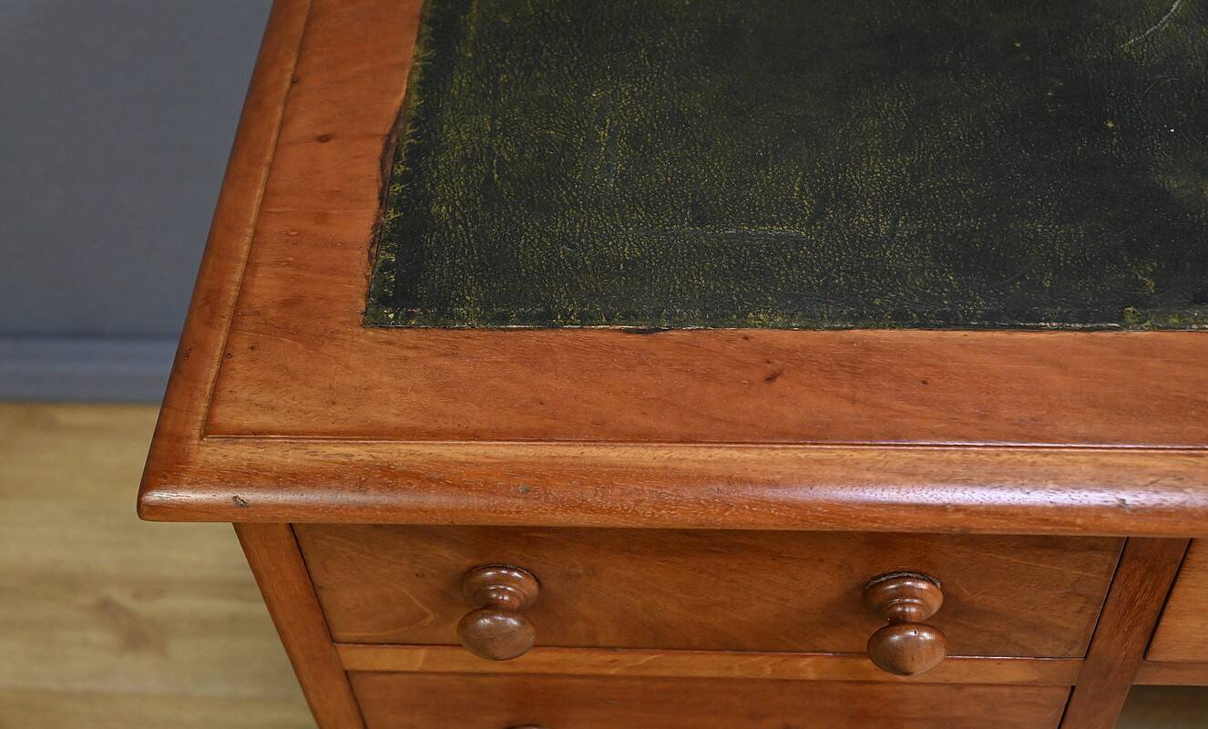 Victorian Mahogany Pedestal Desk, England – Late 19th Century