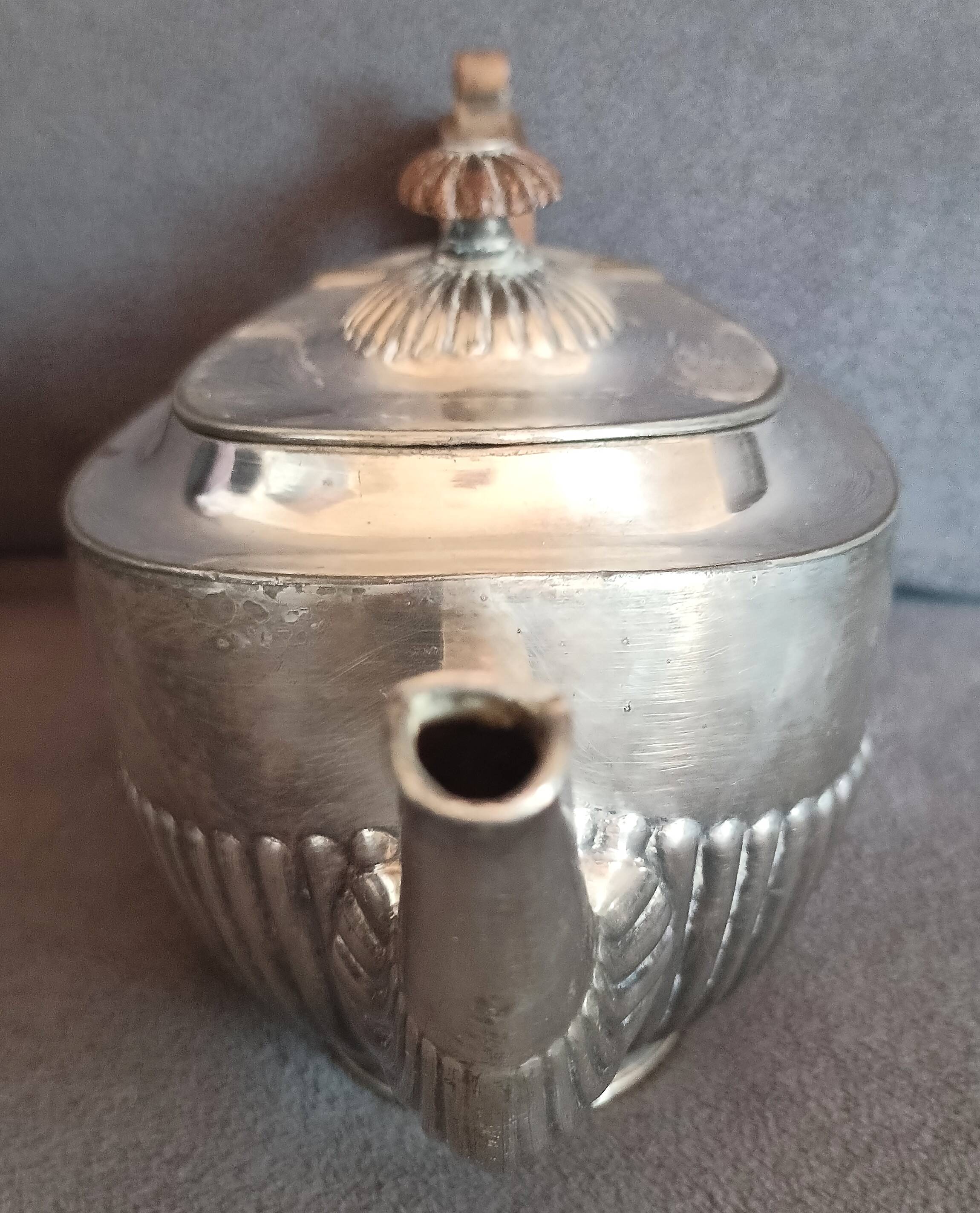 Art Deco teapot by William Hutton & Sons, silver-plated (EPBM), circa 1930.
