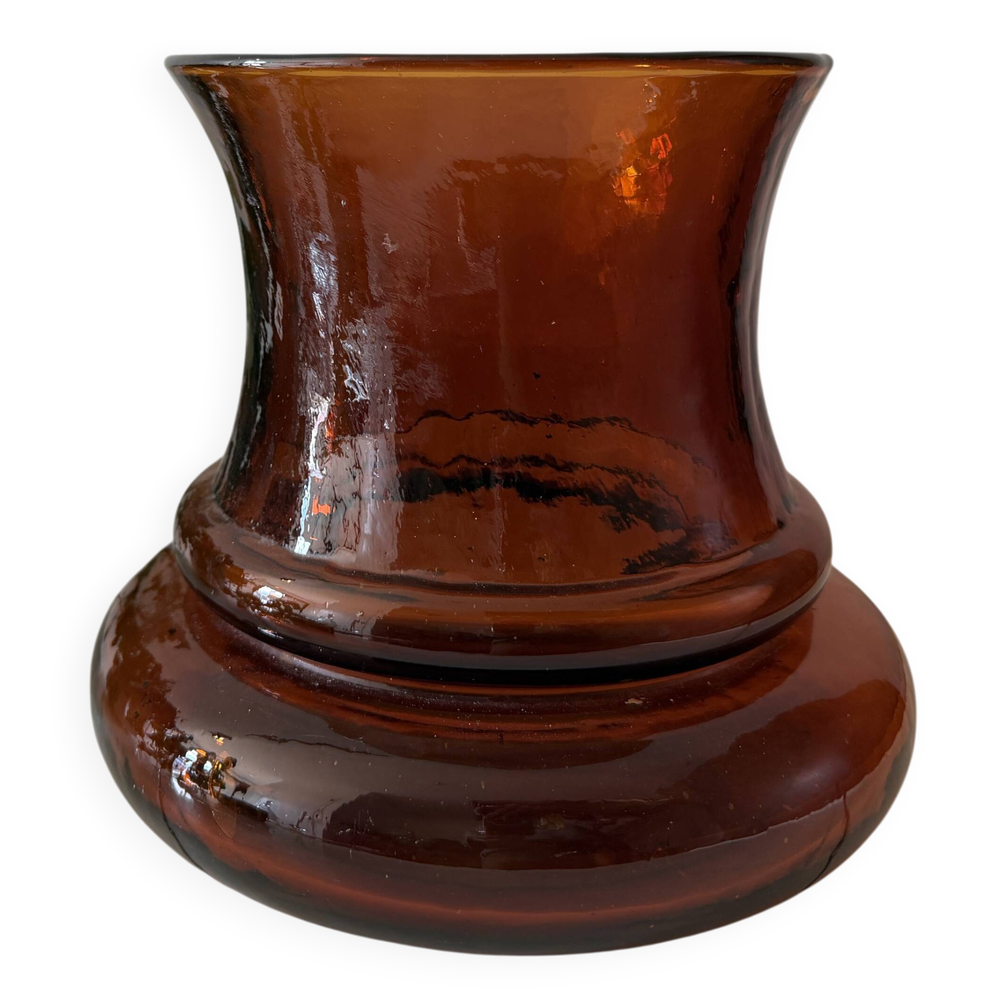 Vase en verre ambré avec un motif en relief
