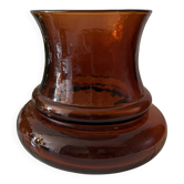 Vase en verre ambré avec un motif en relief