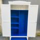 Armoire ancienne parisienne blanche intérieur bleu majorelle