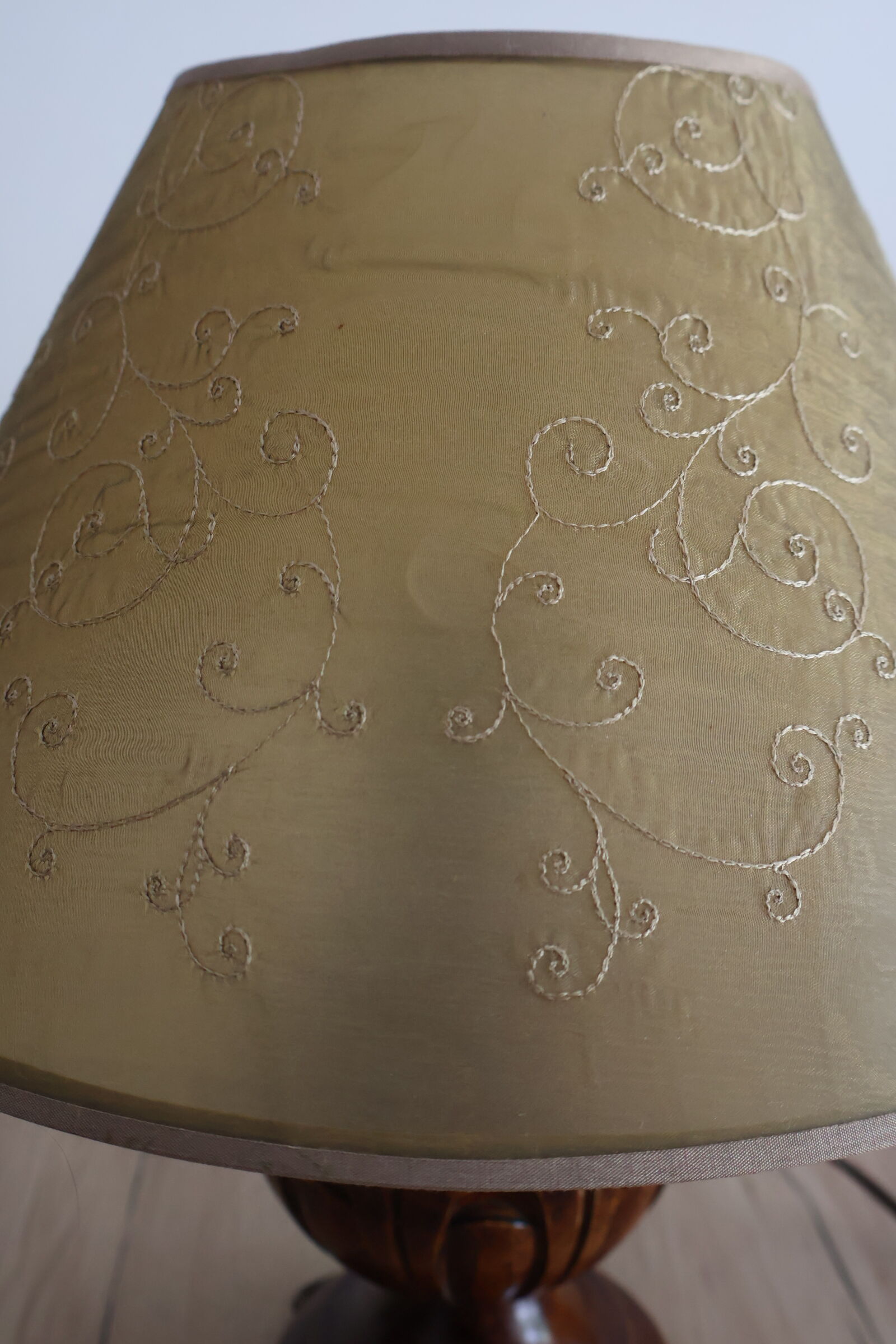 Vintage table lamp in turned wood and fabric lampshade