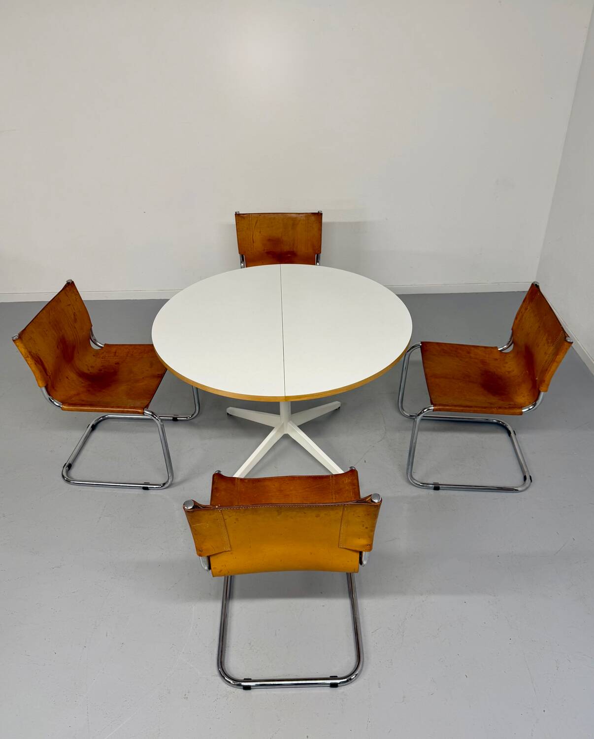 Extendable dining table designed by George Nelson for Herman Miller 60’