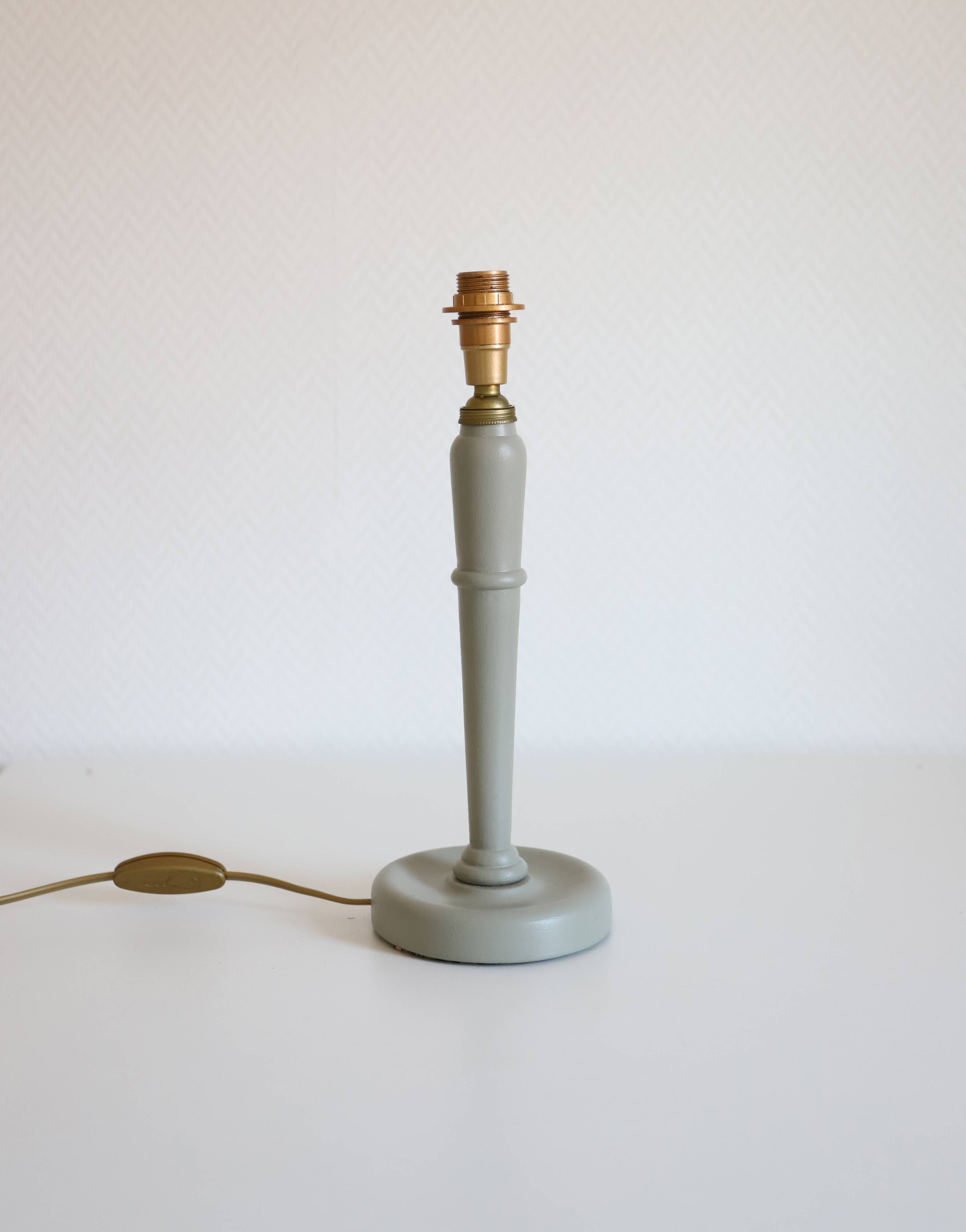 Table lamp, turned wooden base and antique printed lampshade