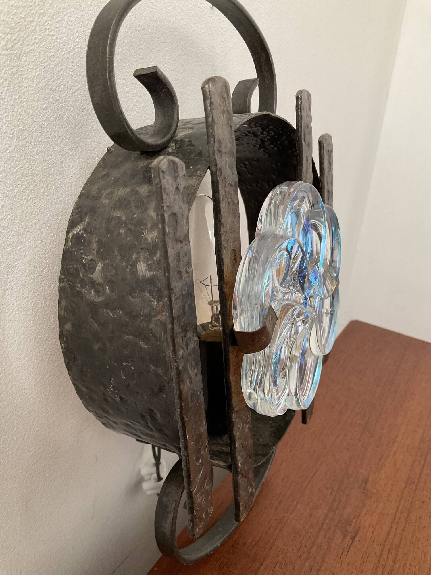 Vintage wall lamp in wrought iron and De Murano glass from the 50s and 60s