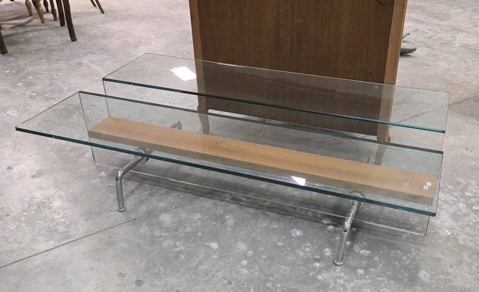 1970s design coffee table, combining transparency and visual lightness.