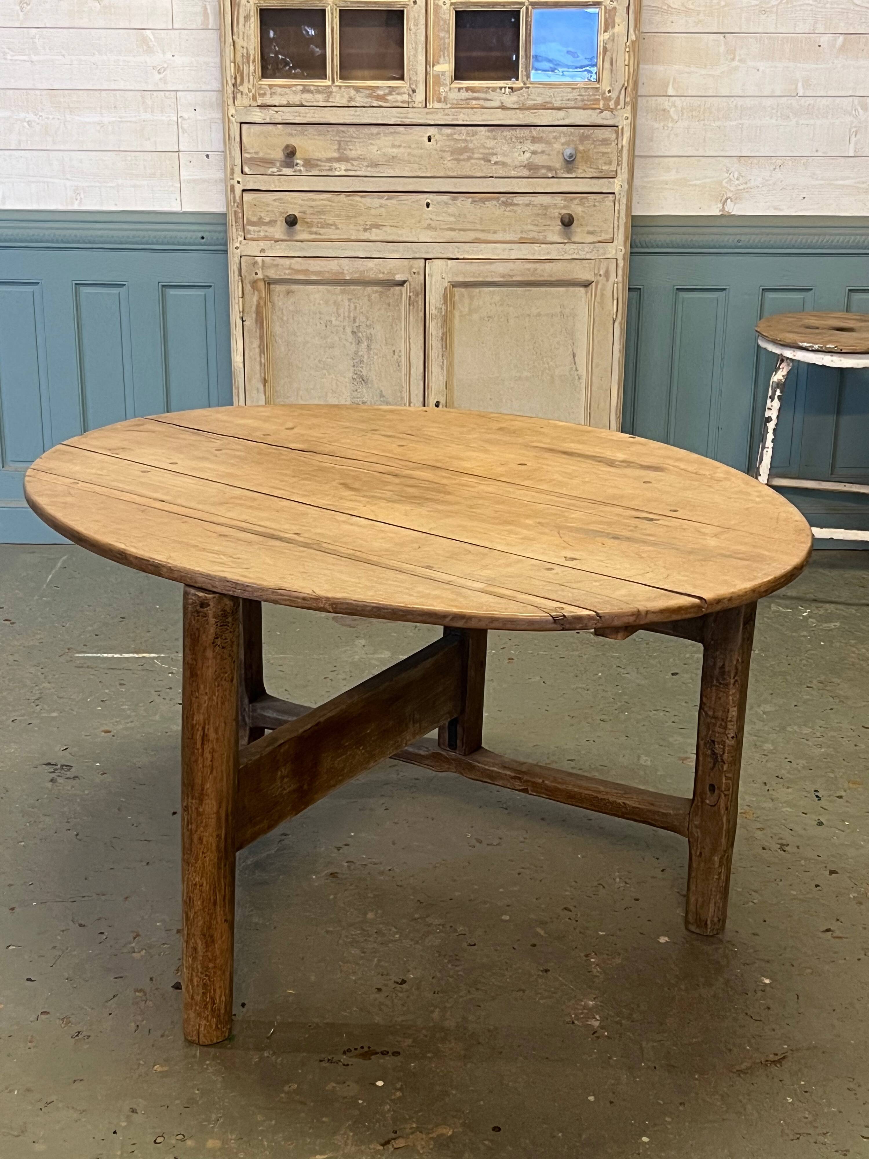 Table XVIIIème en noyer