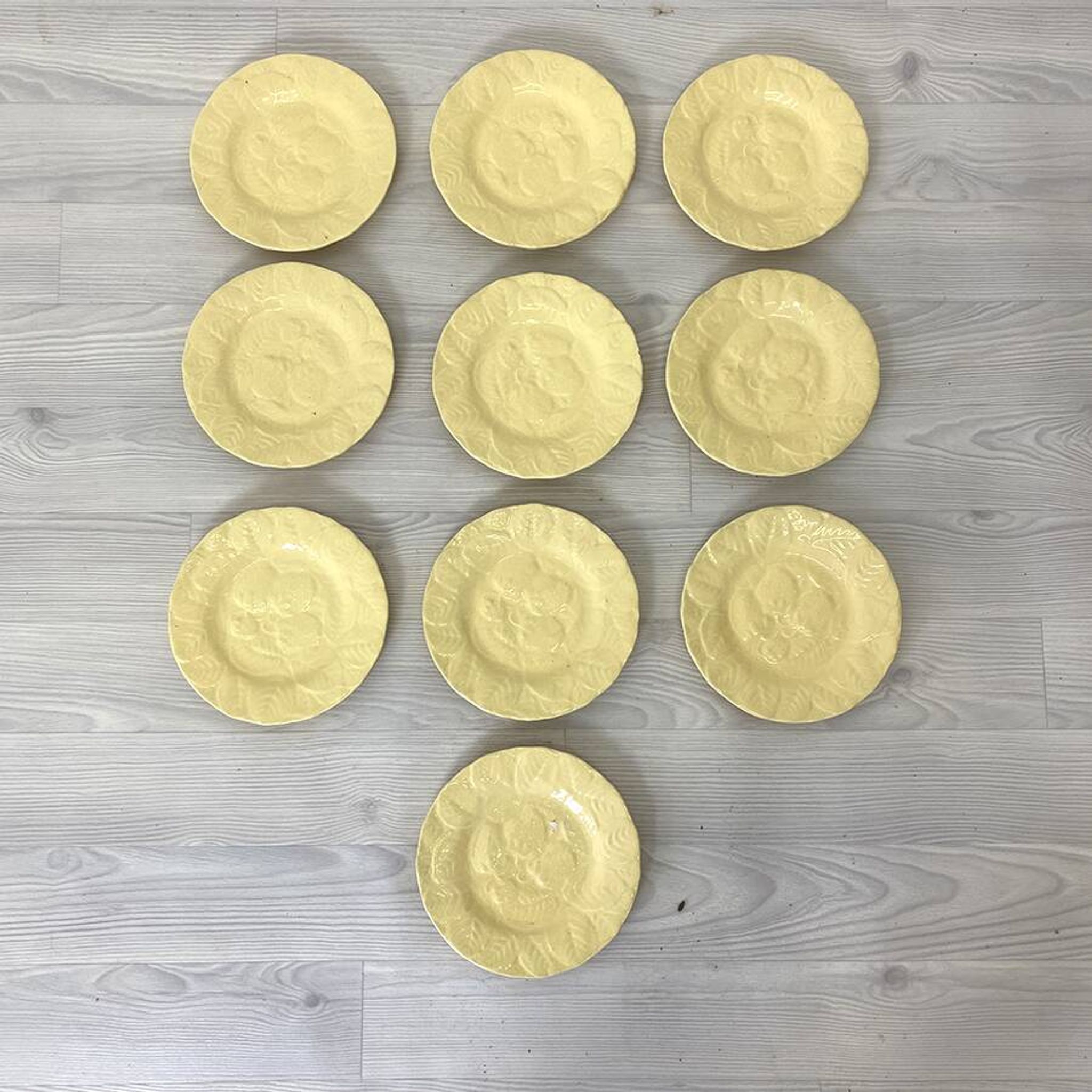 Ensemble de 10 petites assiettes Genevieve Lethu