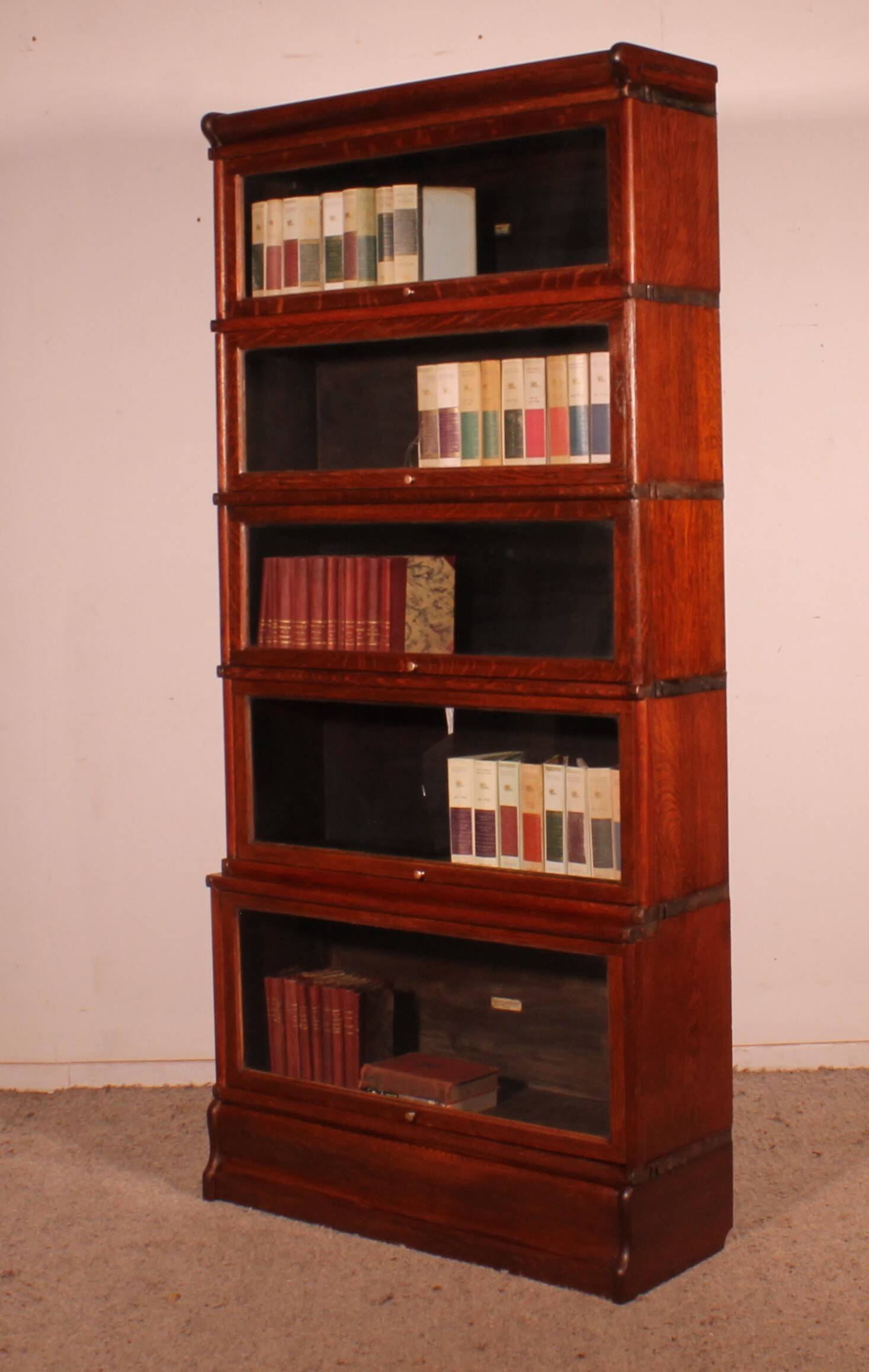 Globe Wernicke Bookcase in Oak, 5 Sections with a Projection