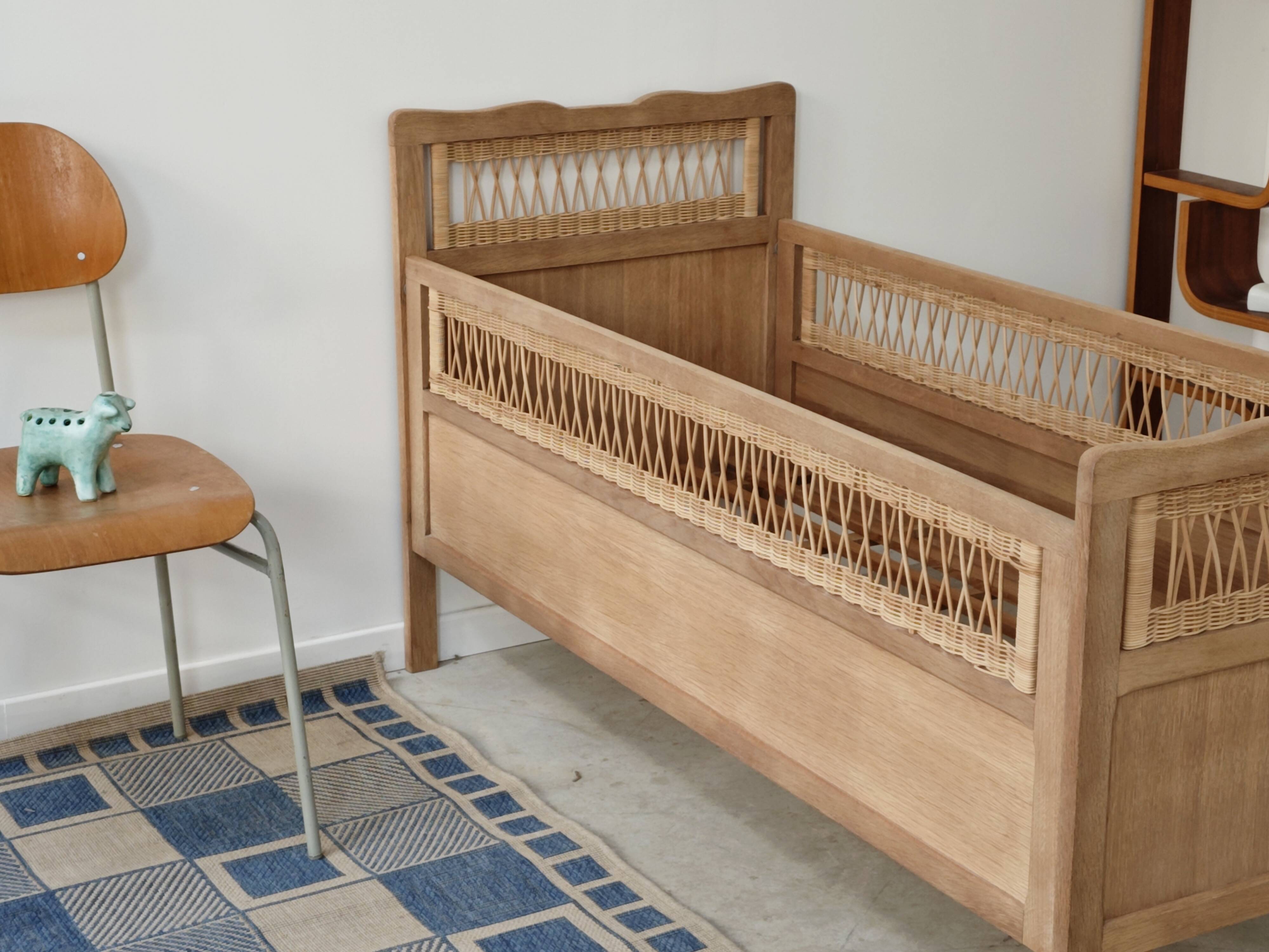 Children's bed in wood and sandblasted rattan from the 1960s.