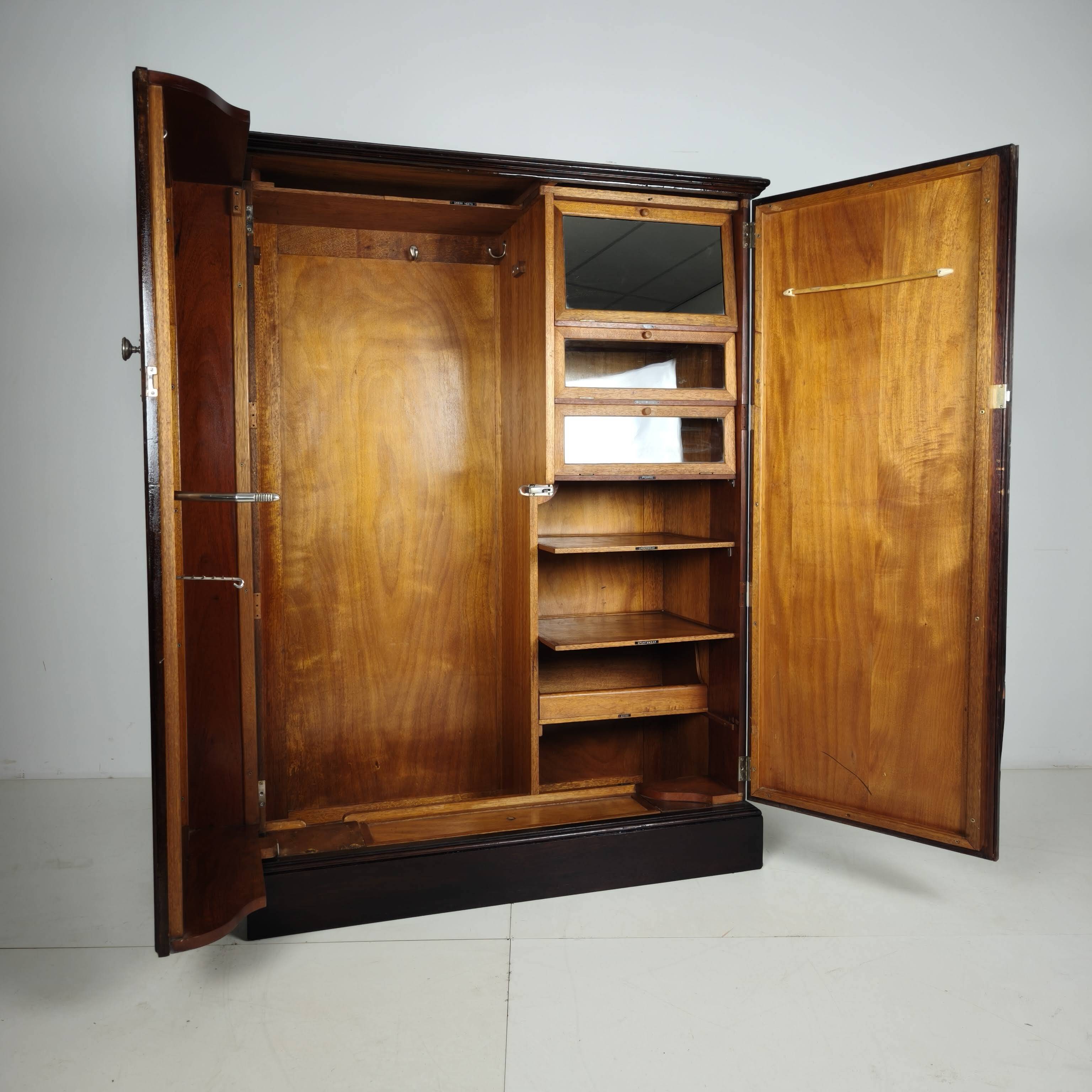 Armoire compacte pour homme en chêne Art Déco anglais