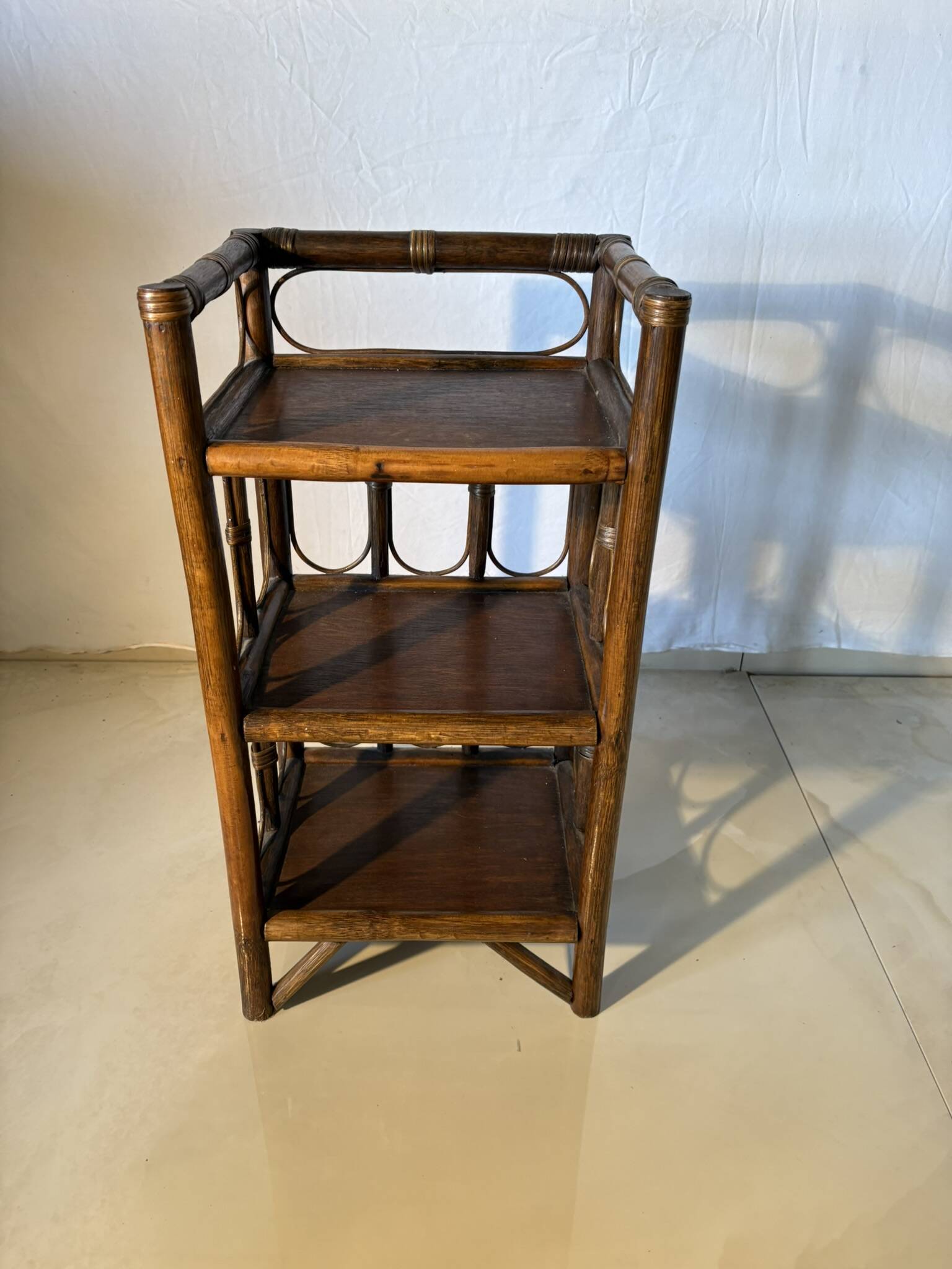 Étagère vintage en rotin et bois foncé à trois niveaux