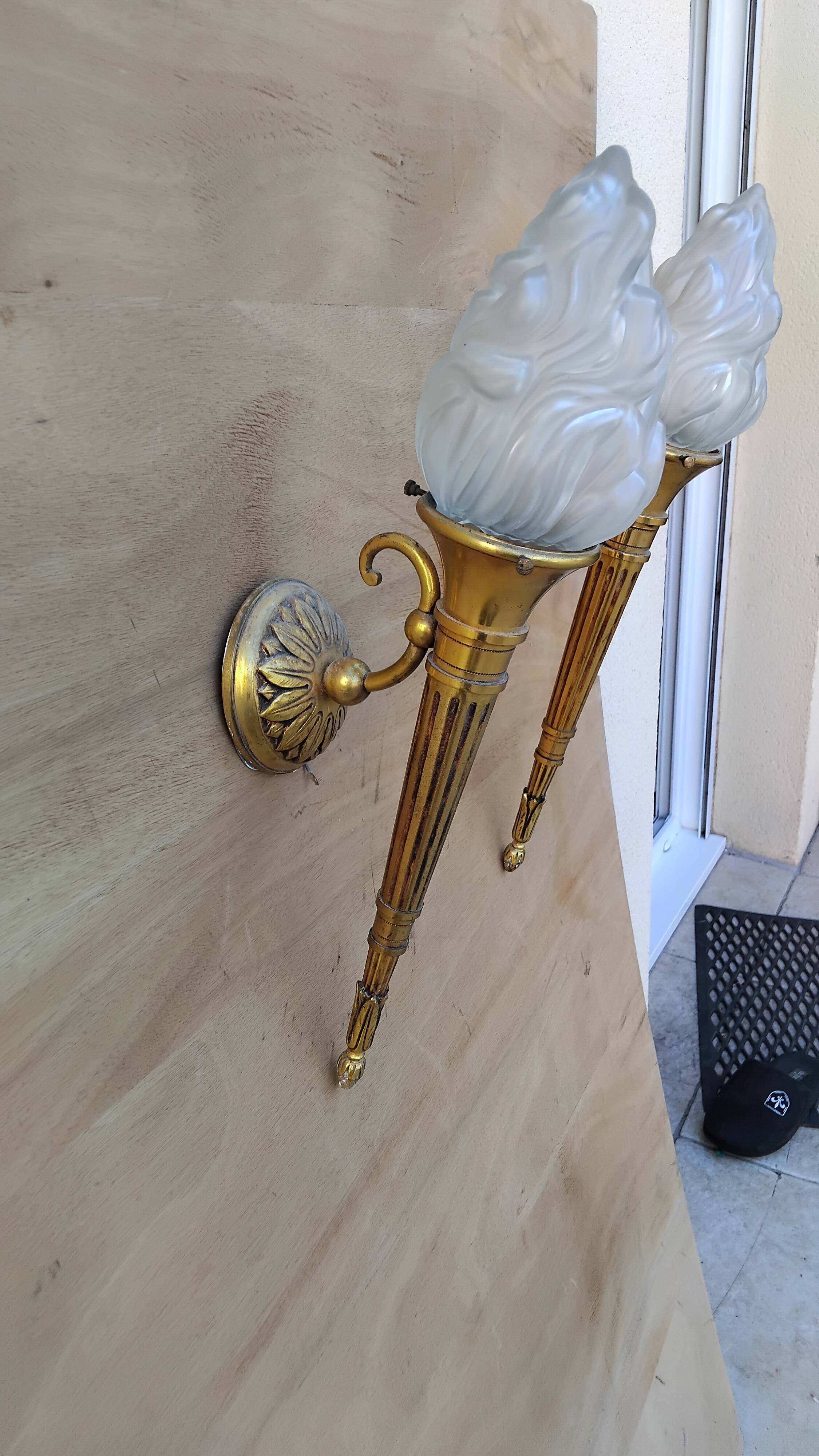 Paire d'appliques flambeau vintage en bronze