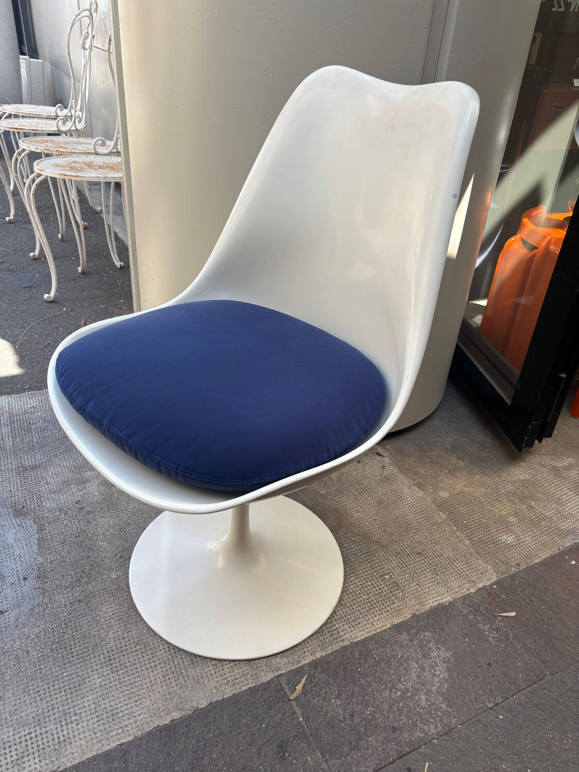 Round table set with 4 chairs E. Saarinen