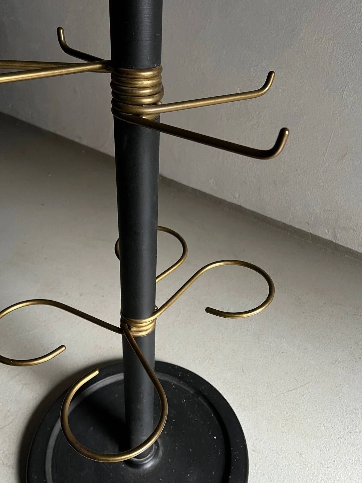 Porte-manteau minimaliste en laiton noir et métal.