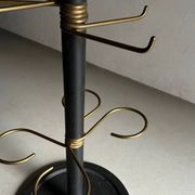 Porte-manteau minimaliste en laiton noir et métal.