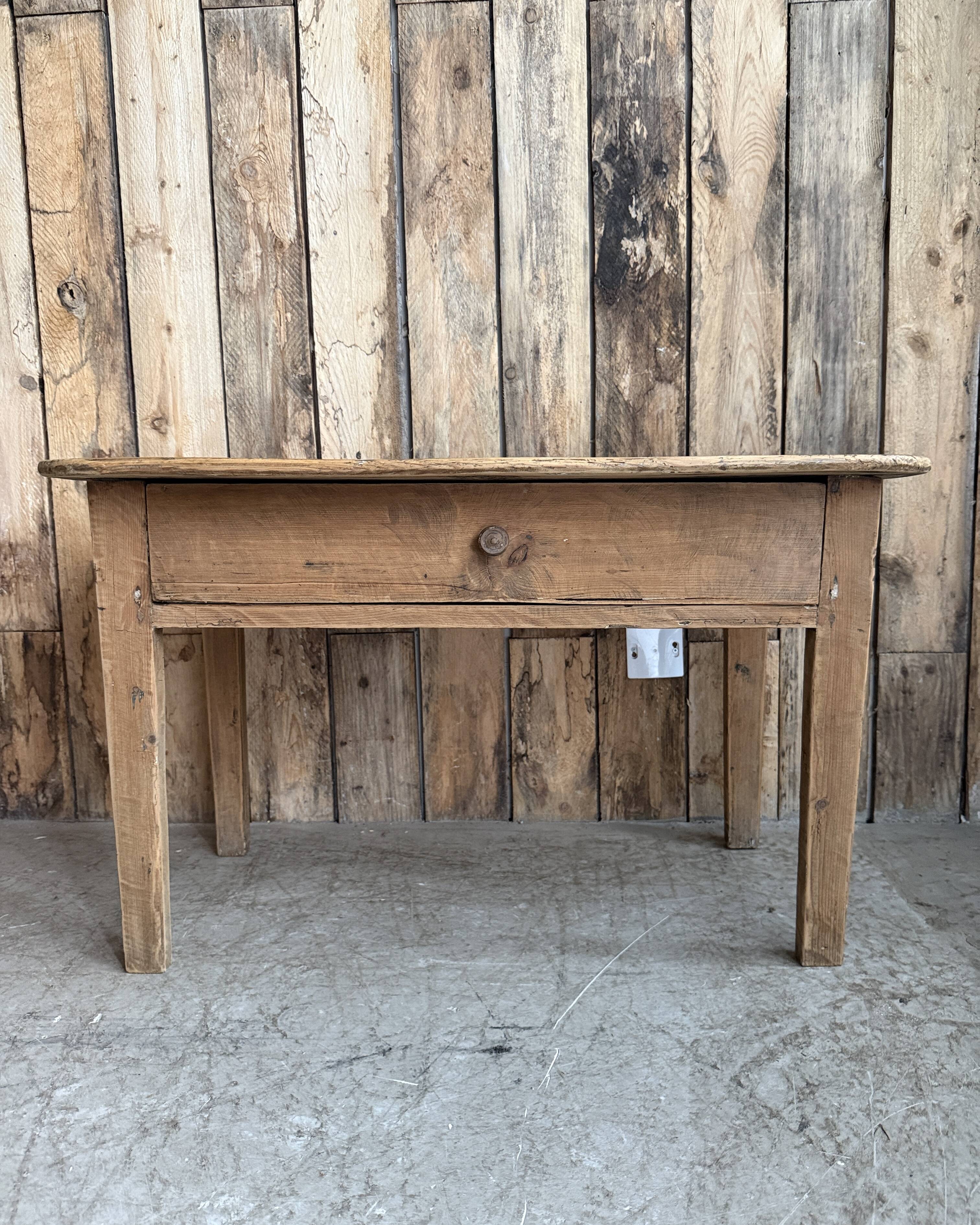Petite console ou table de chevet en pin massif (rénovée)