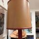 Lampe de table le tanneur en cuir bordeaux – design français – 65 cm