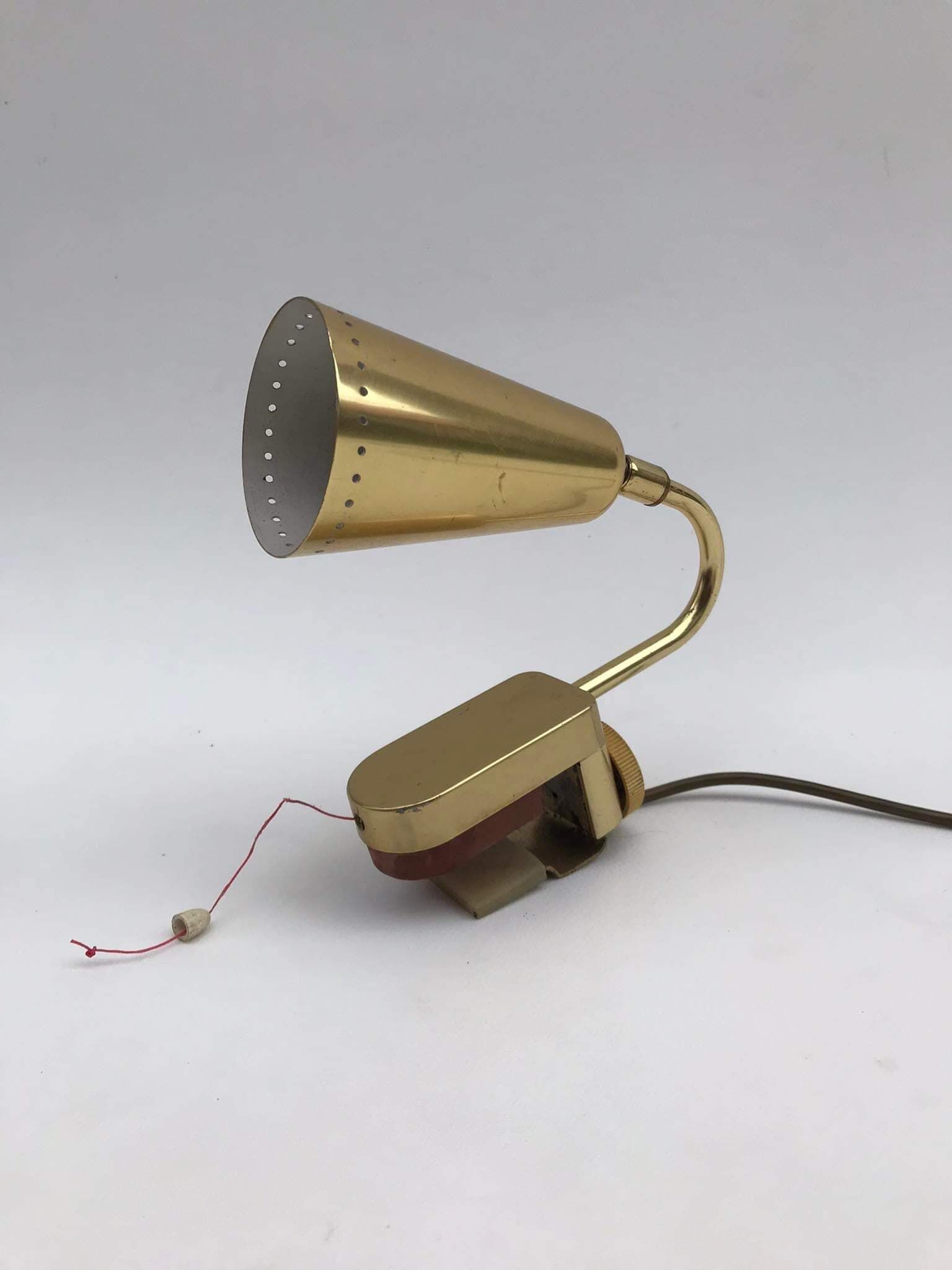 Paire de lampes de chevet dorées, attachées au lit, années 1970, Erco