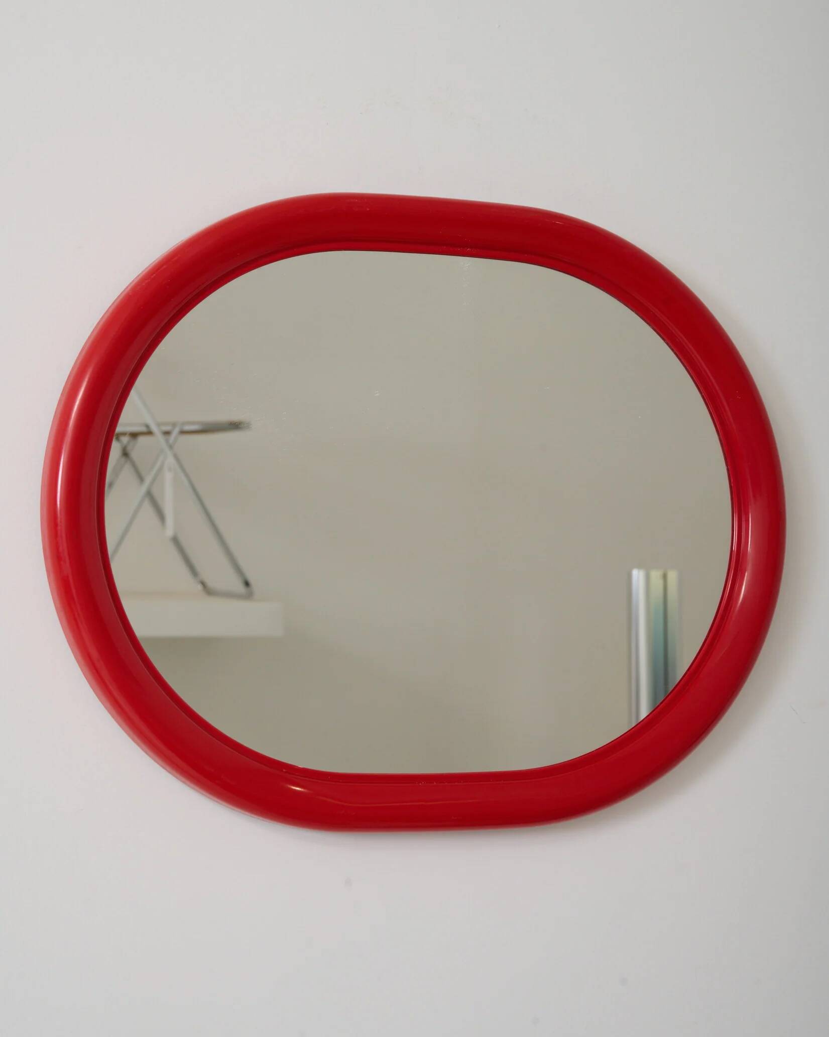 Miroir ovale rouge, 1970-1980
