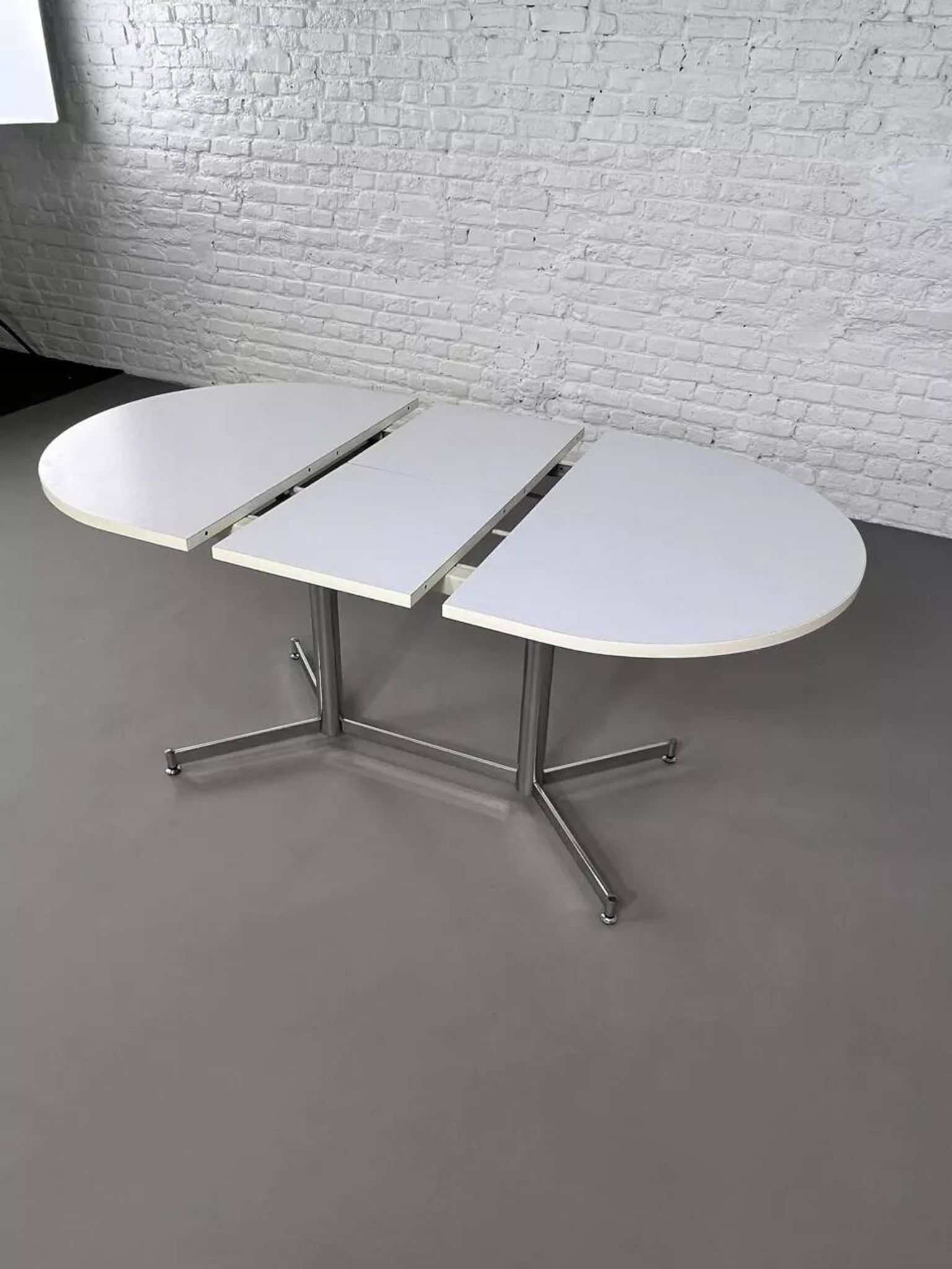 Table de repas ovale et extensible des années 50 chrome et formica