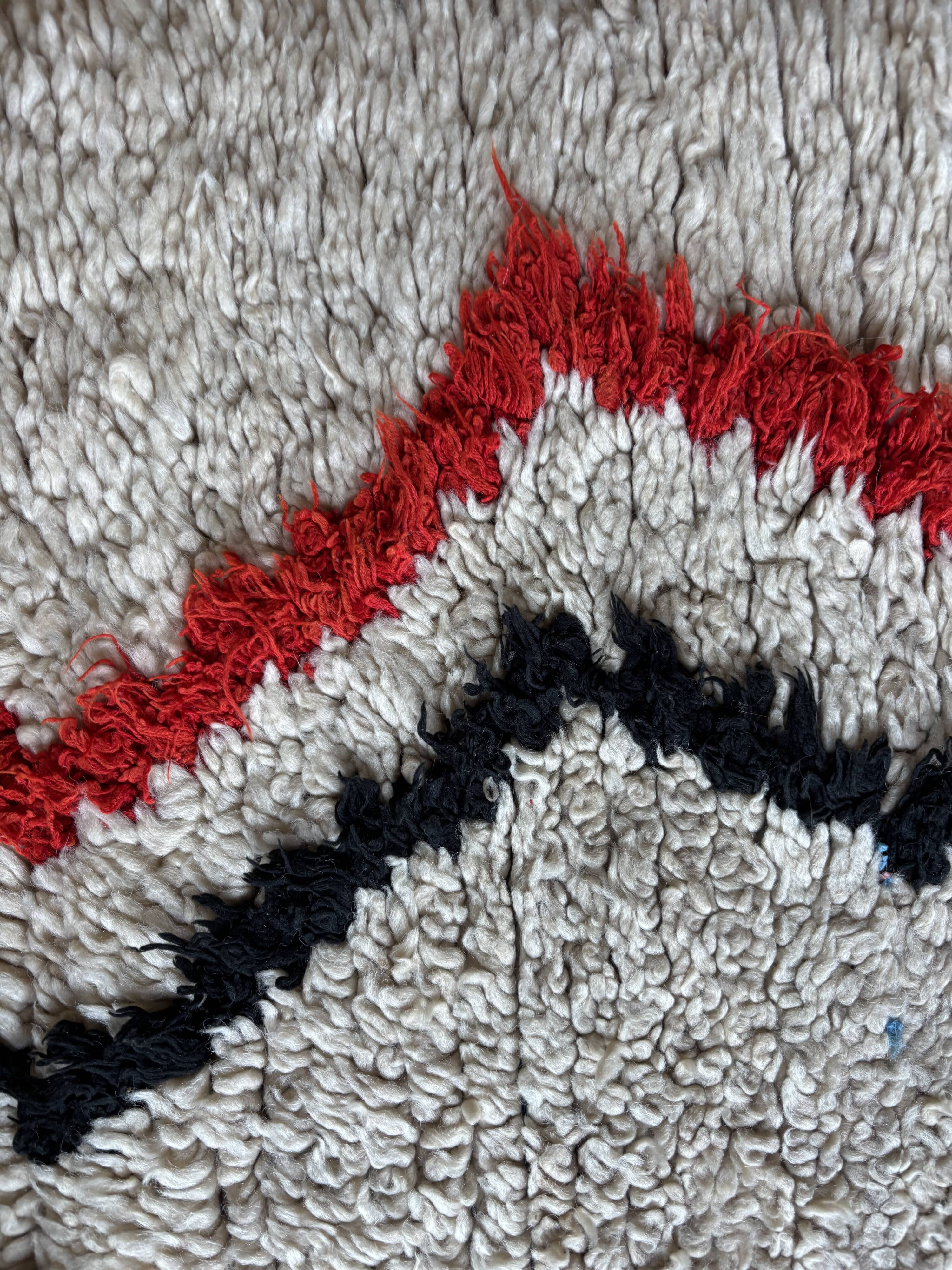 Tapis berbère vintage marocain  – 75x165 cm – Rouge & noir