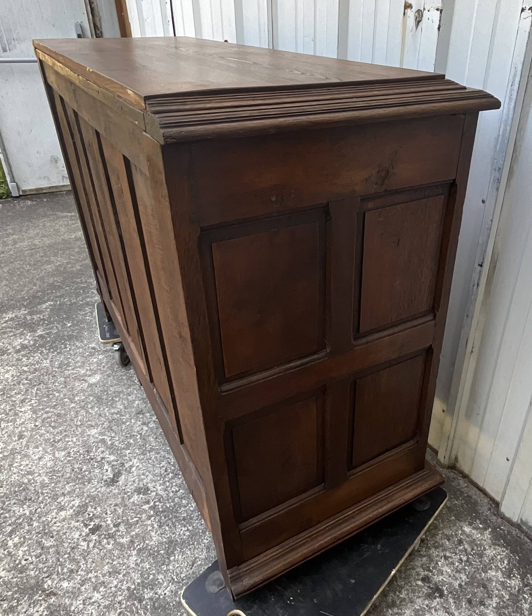 Country-style sideboard in solid oak – 18th century