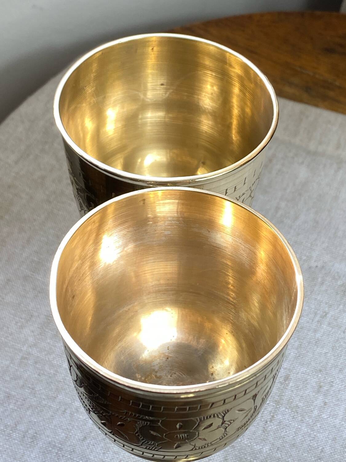 Calices, verre à pied en laiton gravés