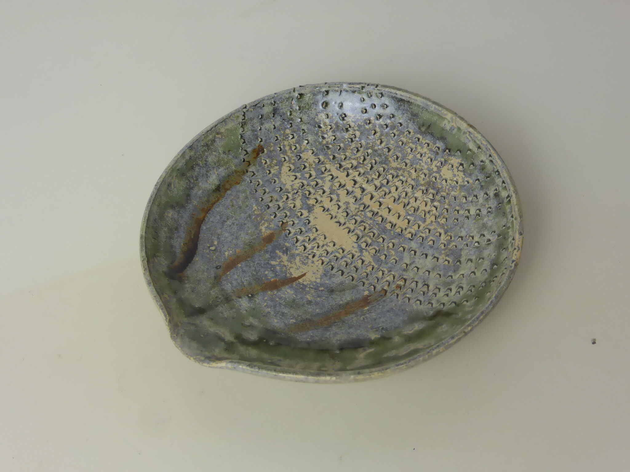 Cut scraper-garlic in artisanal ceramic shades green, blue, cream-Diam. 13cm