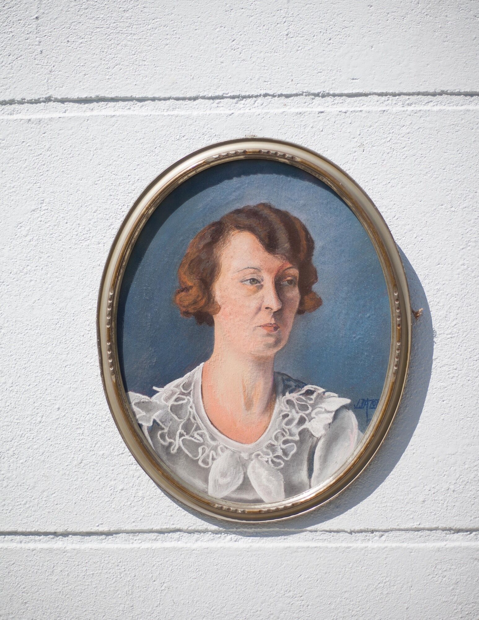 Portrait painted woman signed in oval frame, wall frame, wood frame and painted stucco, vintage frame