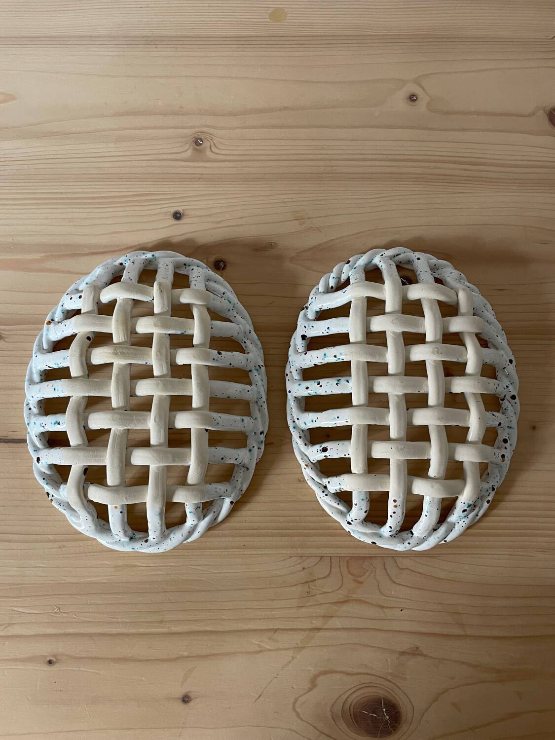 Set of 2 woven ceramic baskets